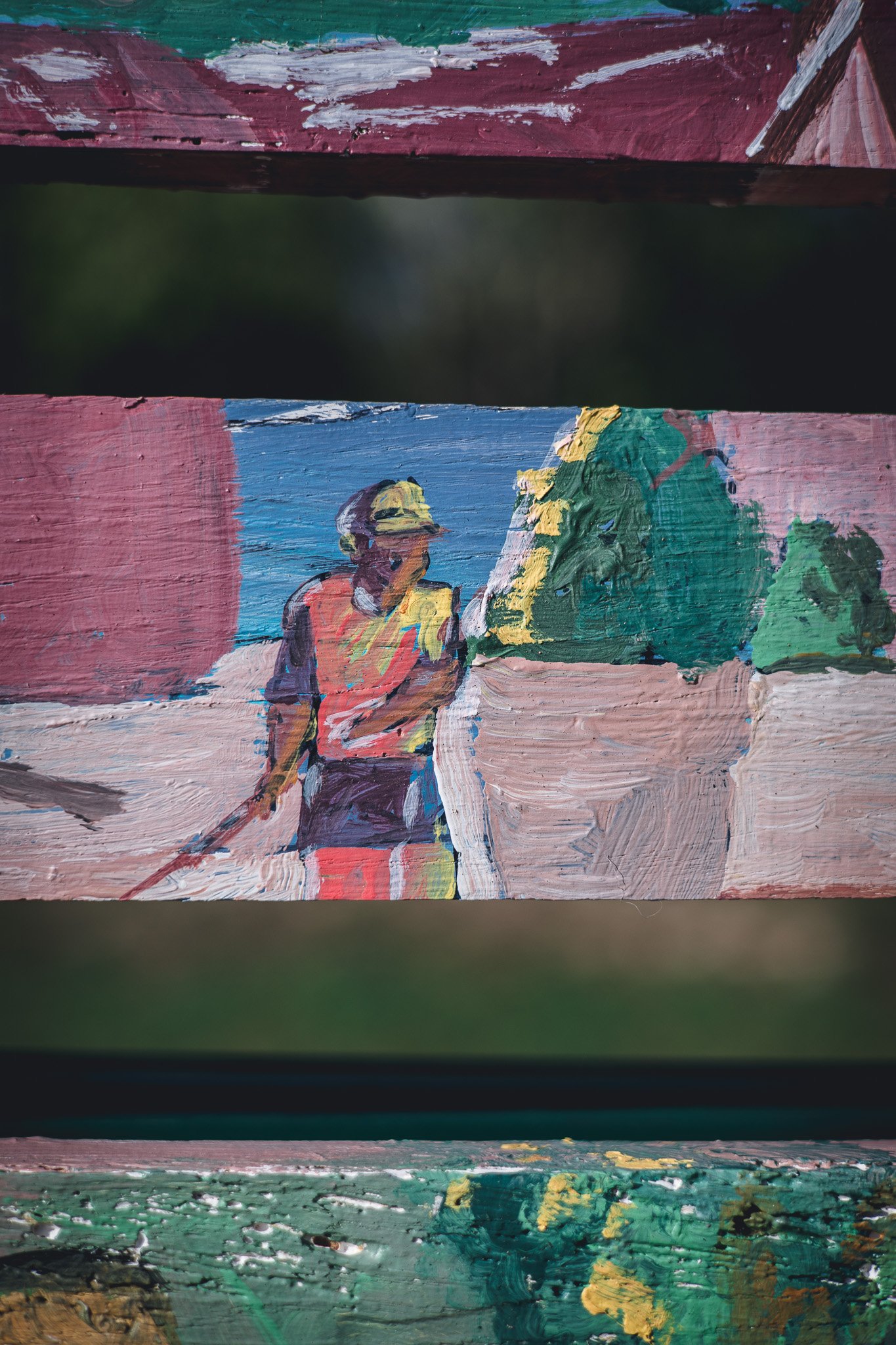 Une peinture à l'huile représentant une scène urbaine avec une femme marchant, entourée de bâtiments et de végétation, dans un style impressionniste.