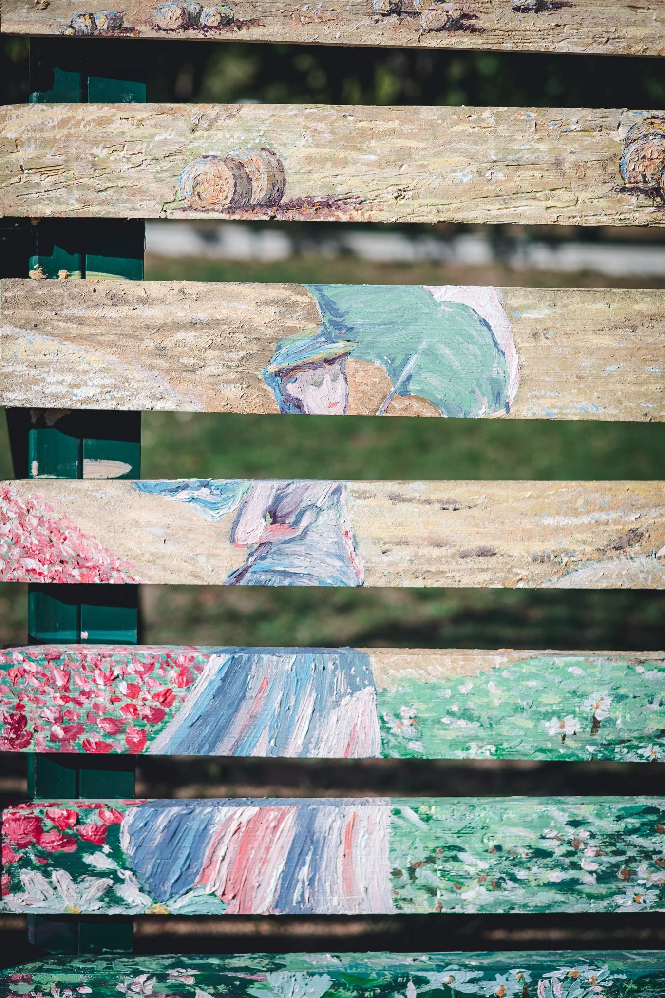 Une peinture représentant une femme avec un parasol dans un style impressionniste, affichée sur une clôture en bois