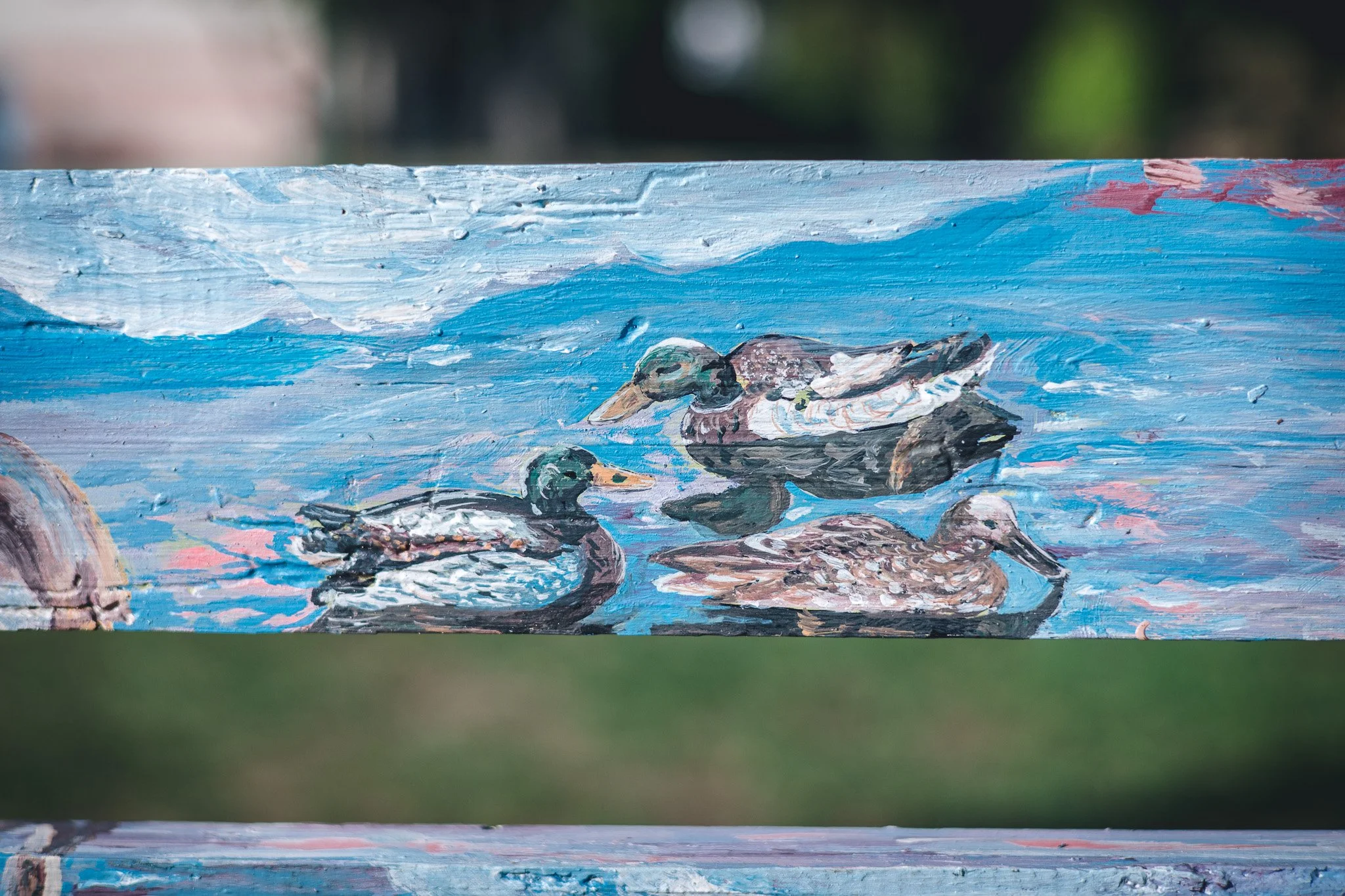 Peinture d'une scène de canards nageant dans l'eau avec des vagues, dans un style artistique.