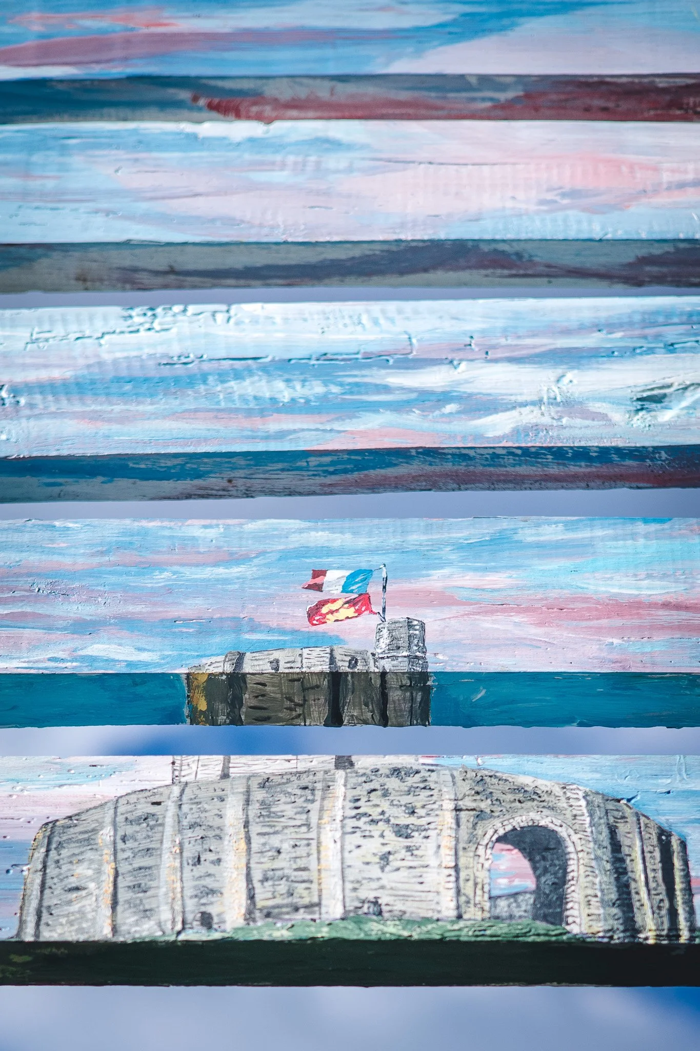 Une peinture représentant un monument avec un drapeau français placé dessus, sous un ciel aux couleurs pastel.