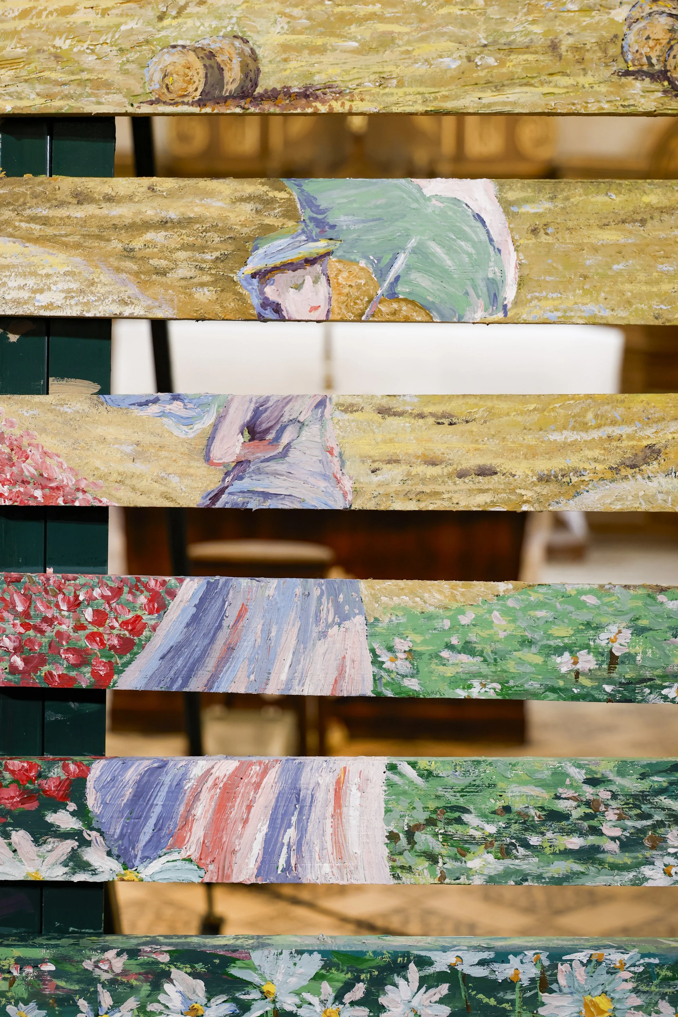 Peinture impressionniste représentant une femme en chapeau, lisant un livre sous un parapluie vert, avec un paysage floral et un chemin. Style art impressionniste.