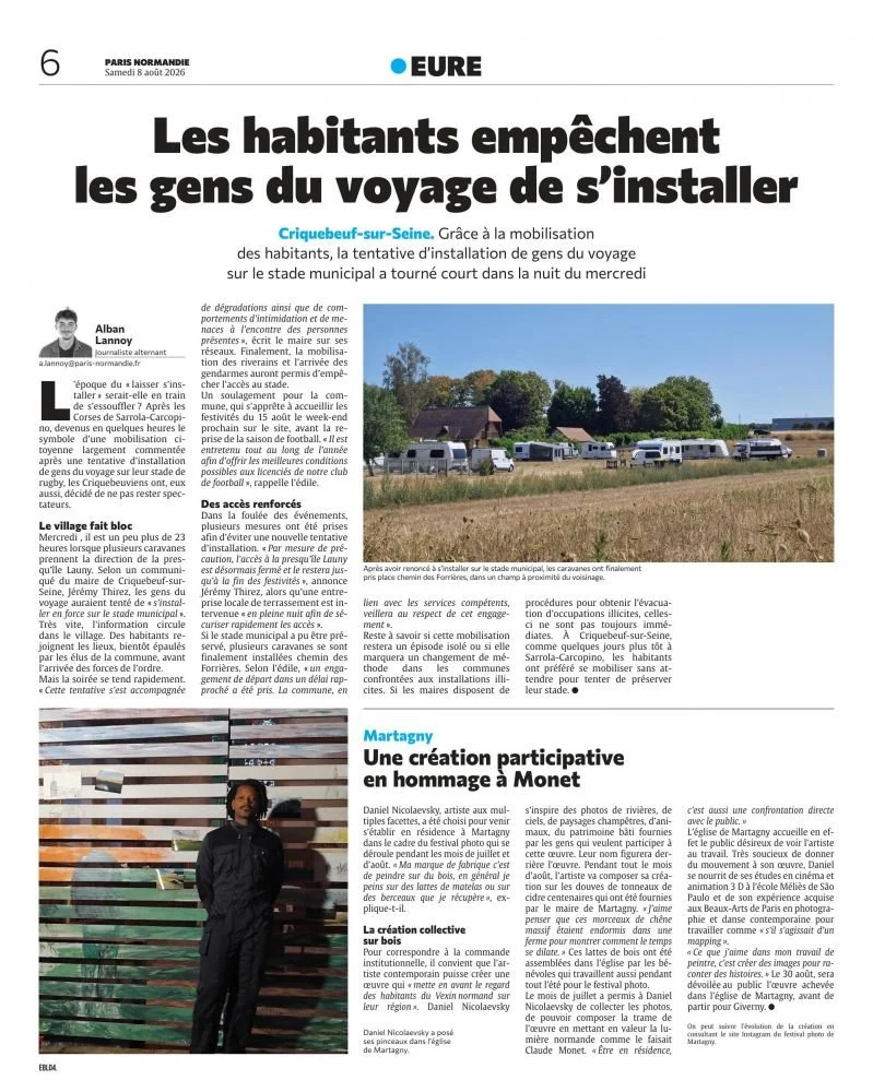 Page de journal avec un article sur la mobilisation à Évreux, une photo de camping avec des caravanes et une autre photo d'un homme devant une barrière en bois.