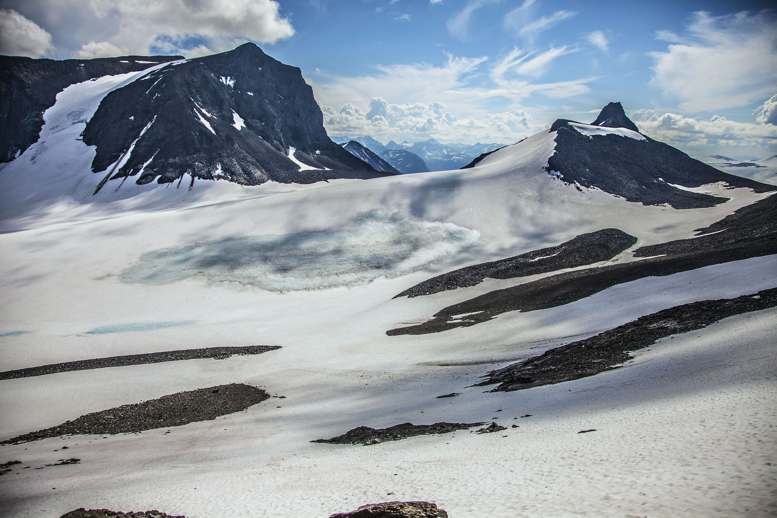 En sydöstlig vy, en bit upp från glaciären. Svarta spetsen syns till höger.