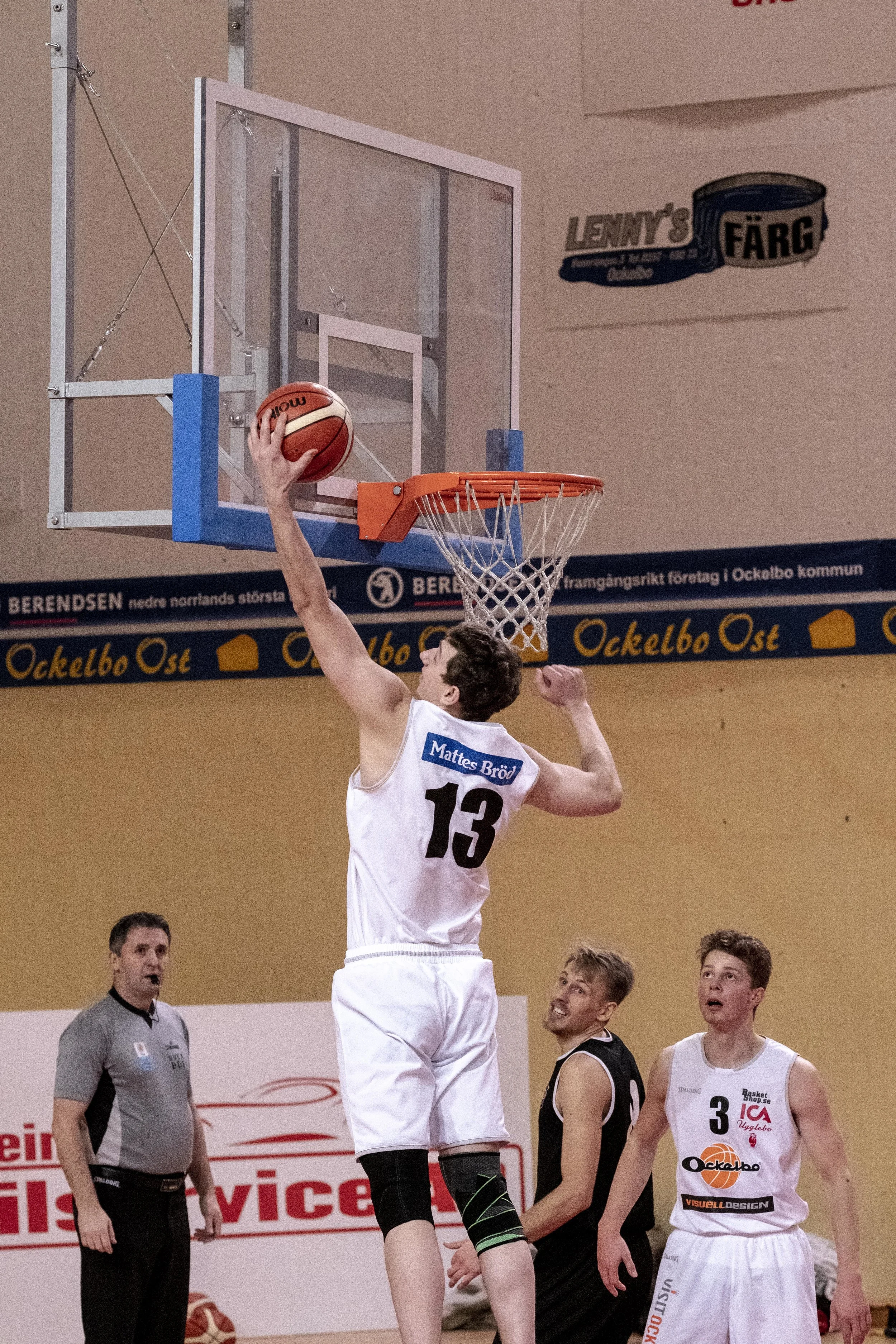 Långe Max Lundström plockar en av många returer under matchen. FOTO: Johan Beijer, KUXAGRUPPEN AB