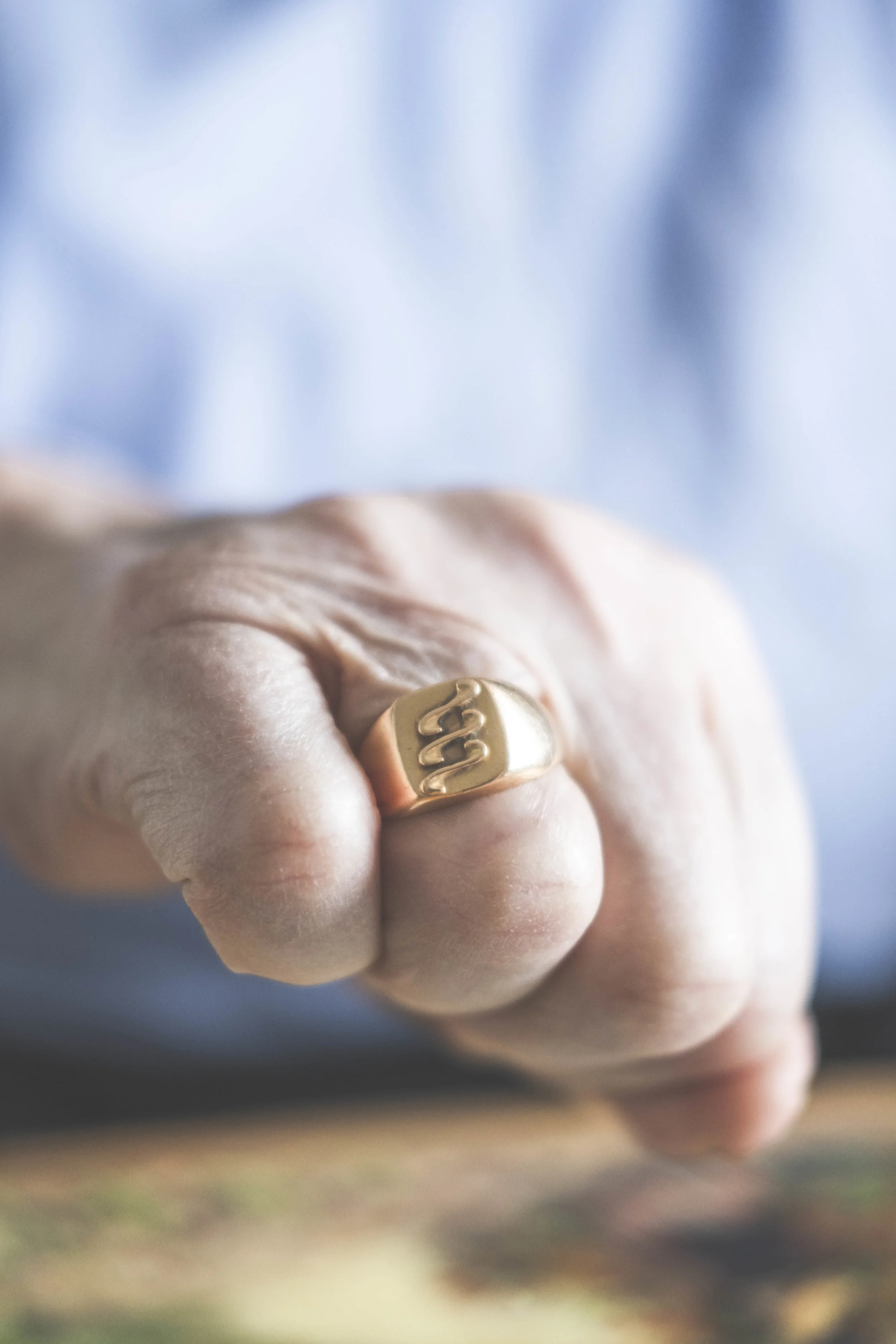 Frans fick denna ring av sin hustru Göta, föreställande de damm-skruvar han monterade i sitt yrkesliv. FOTO: Mattias Färnstrand, KUXAGRUPPEN AB