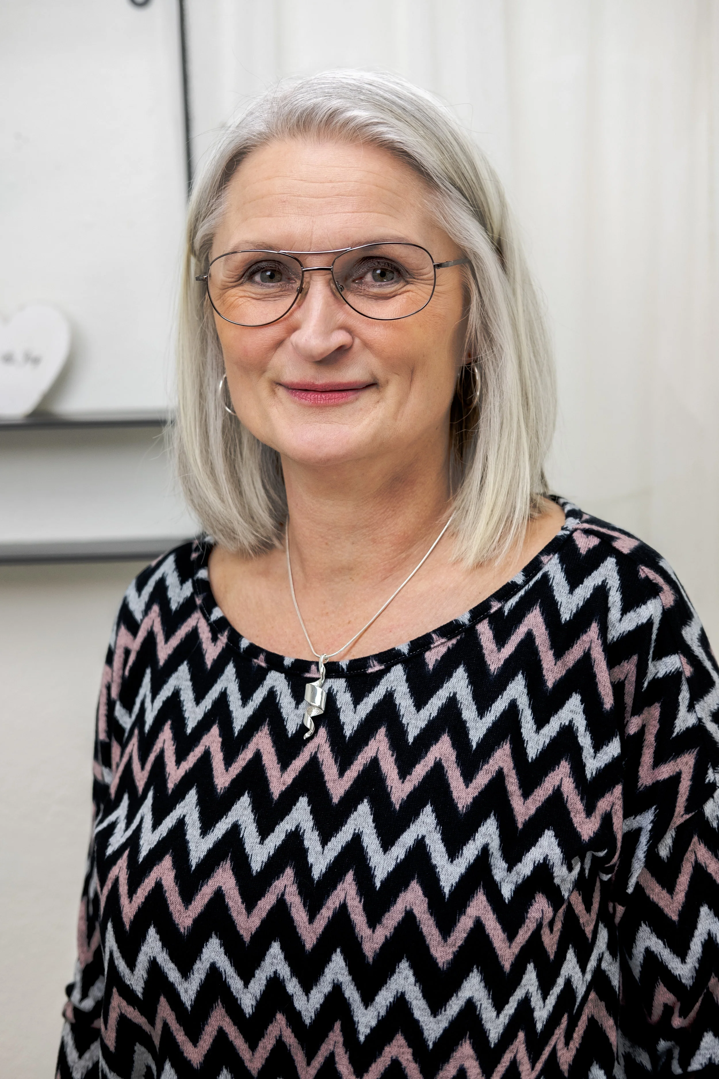 Maggan i butikens foto-studio där de tar bilder på olika kreationer. FOTO: Henrik Westberg, 2019, KUXAGRUPPEN AB