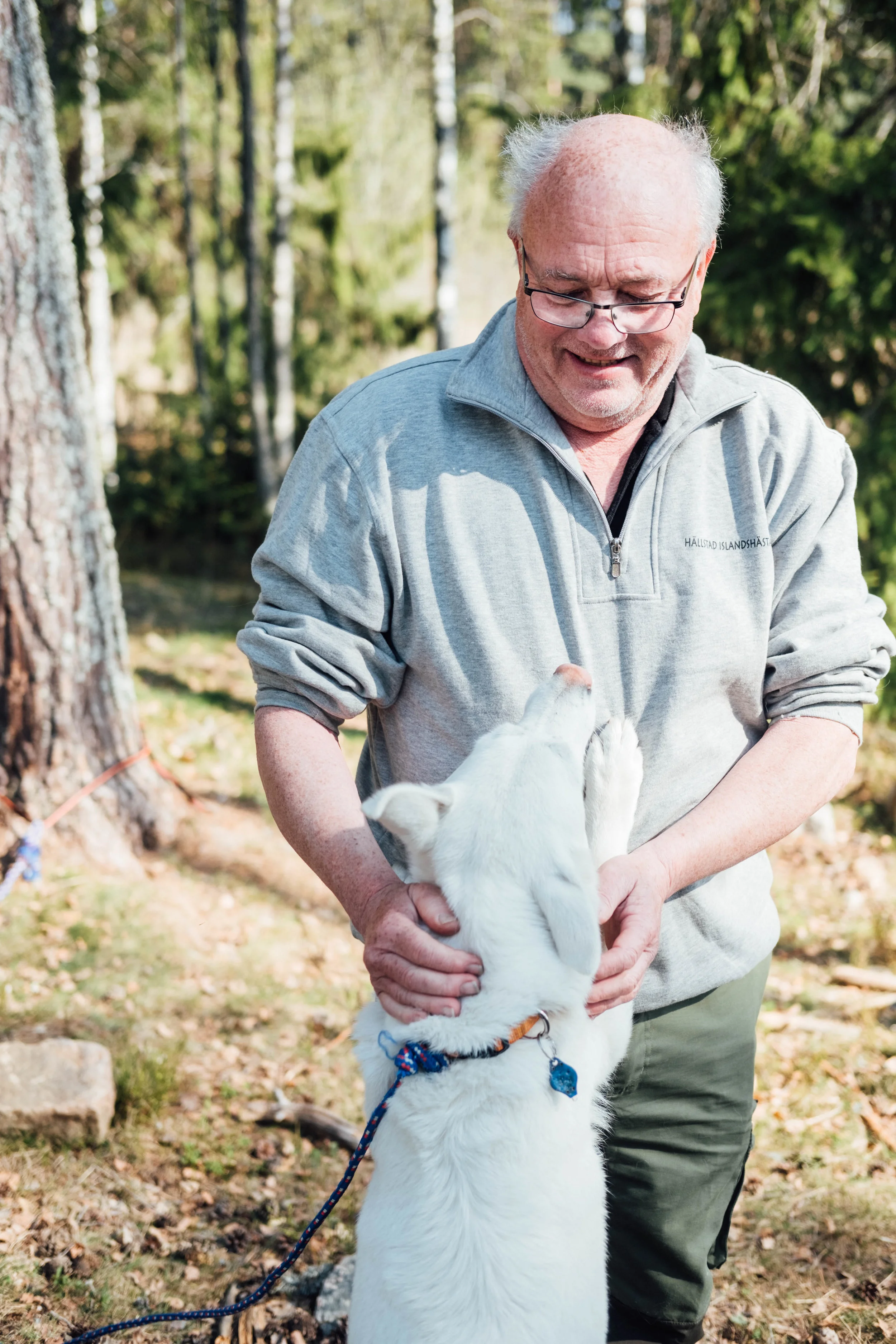 Roger Bratt med en av sina hundar. FOTO: Mattias Färnstrand, Kuxagruppen AB