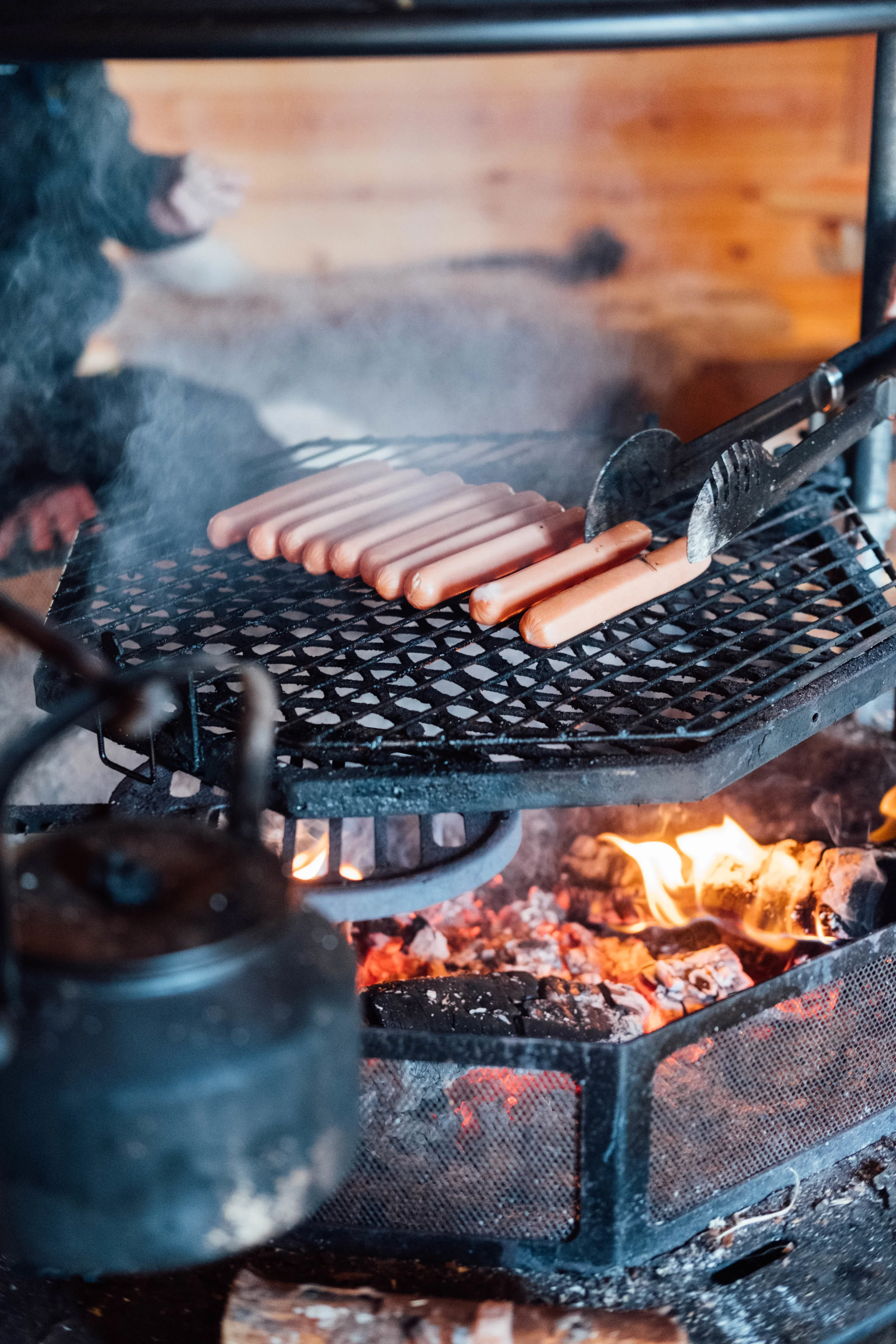 Korvgrillning i kåtan. FOTO: Mattias Färnstrand, Kuxagruppen AB