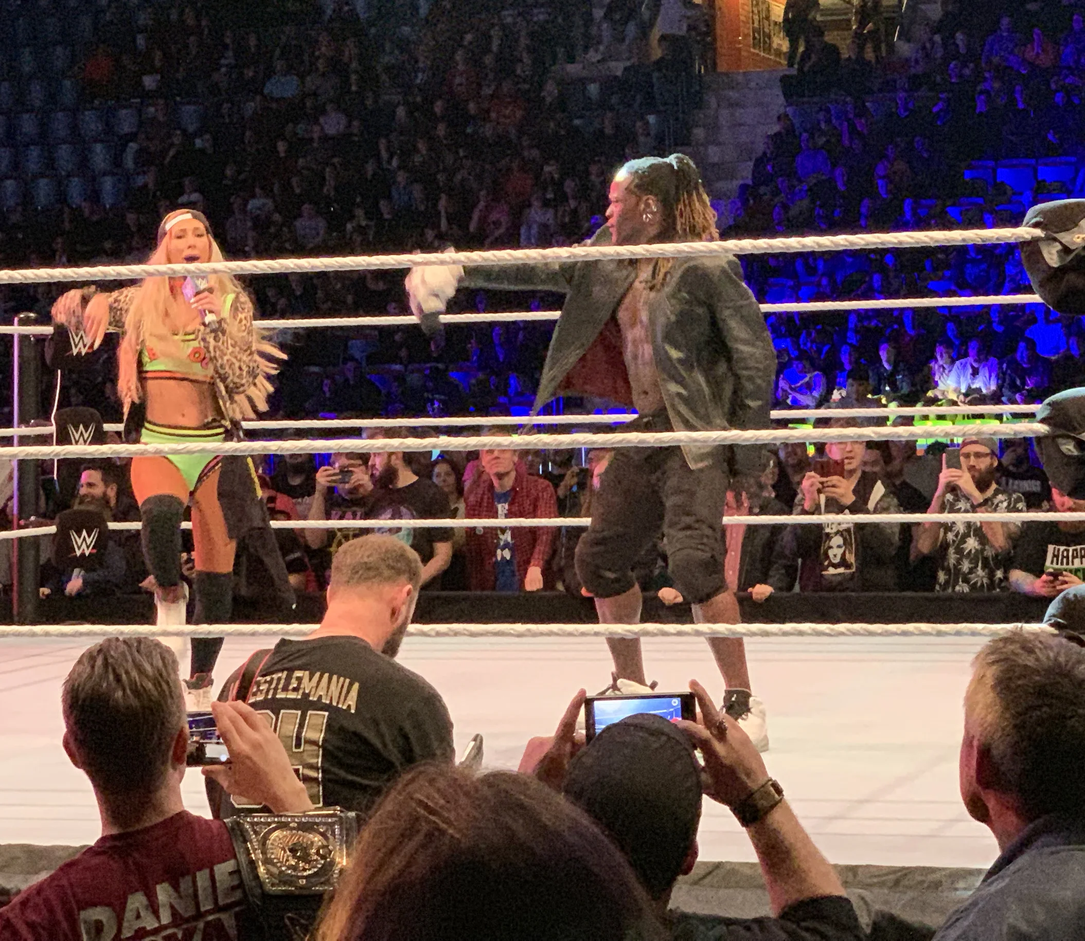 Carmella och R-Truth gjorde ett bra jobb med att skapa en bra atmosfär, både med hjälp av god wrestling och arbete på mikrofonerna. FOTO: Johan Beijer, Kuxagruppen AB