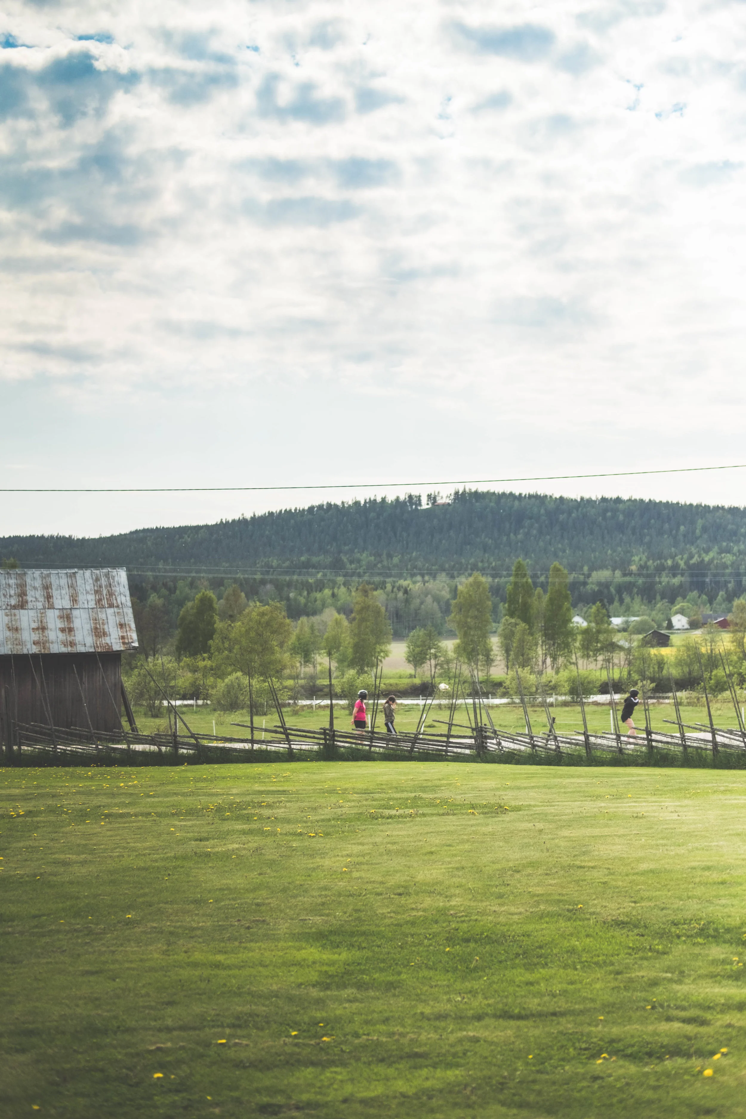 Barnen åker skateboard med Rönnåsen i bakgrunden FOTO: Mattias Färnstrand, Kuxagruppen AB