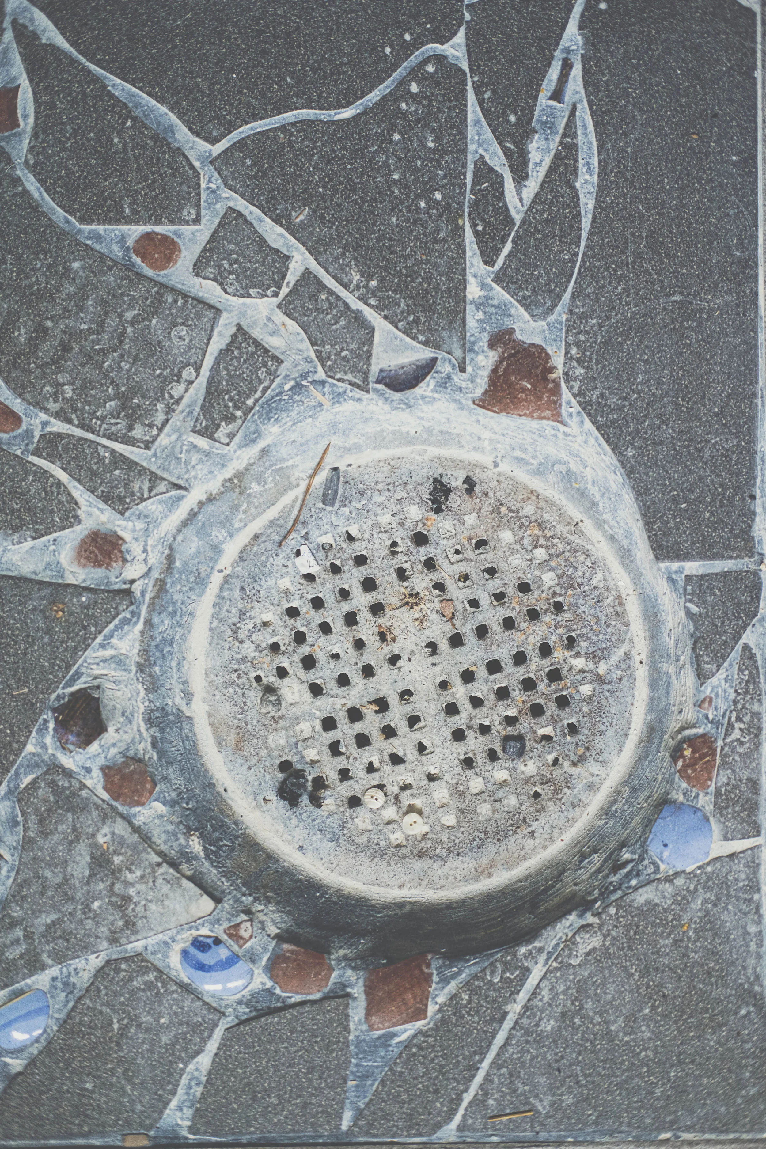 Detalj kring golvbrunn i Åsas verkstad. FOTO: Mattias Färnstrand, KUXAGRUPPEN AB