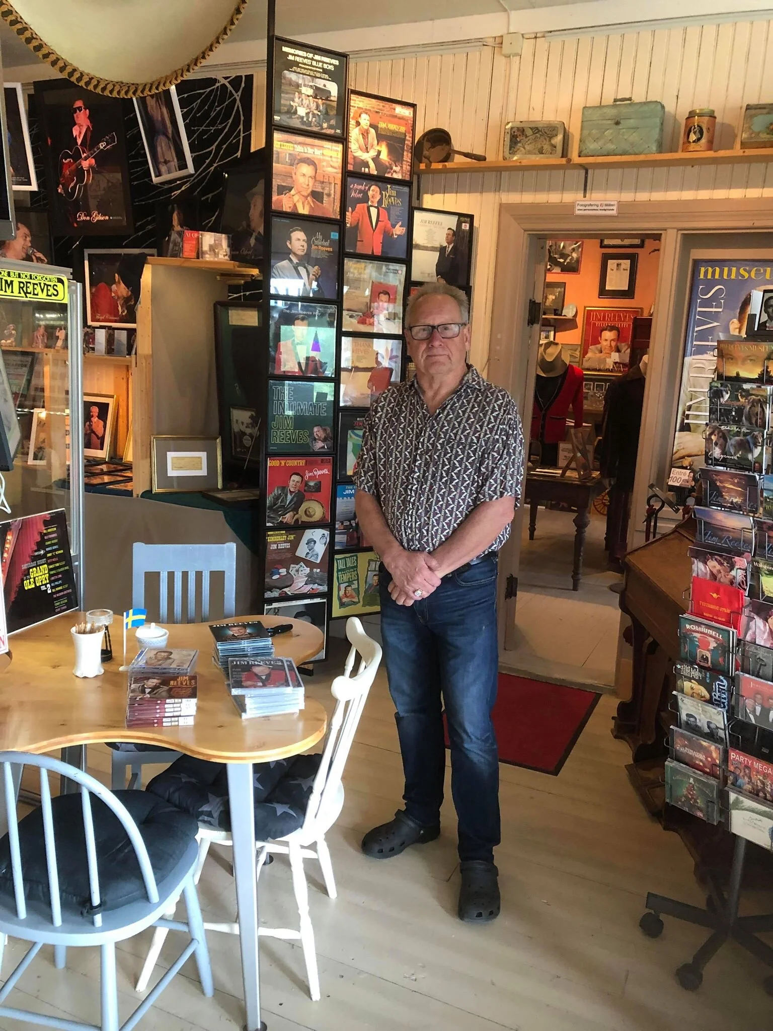 Björn Helin i sitt museum, iförd foppatofflor, mönstrad skjorta och djupa kunskaper om Jim Reeves. FOTO: Daniel Gustavsson