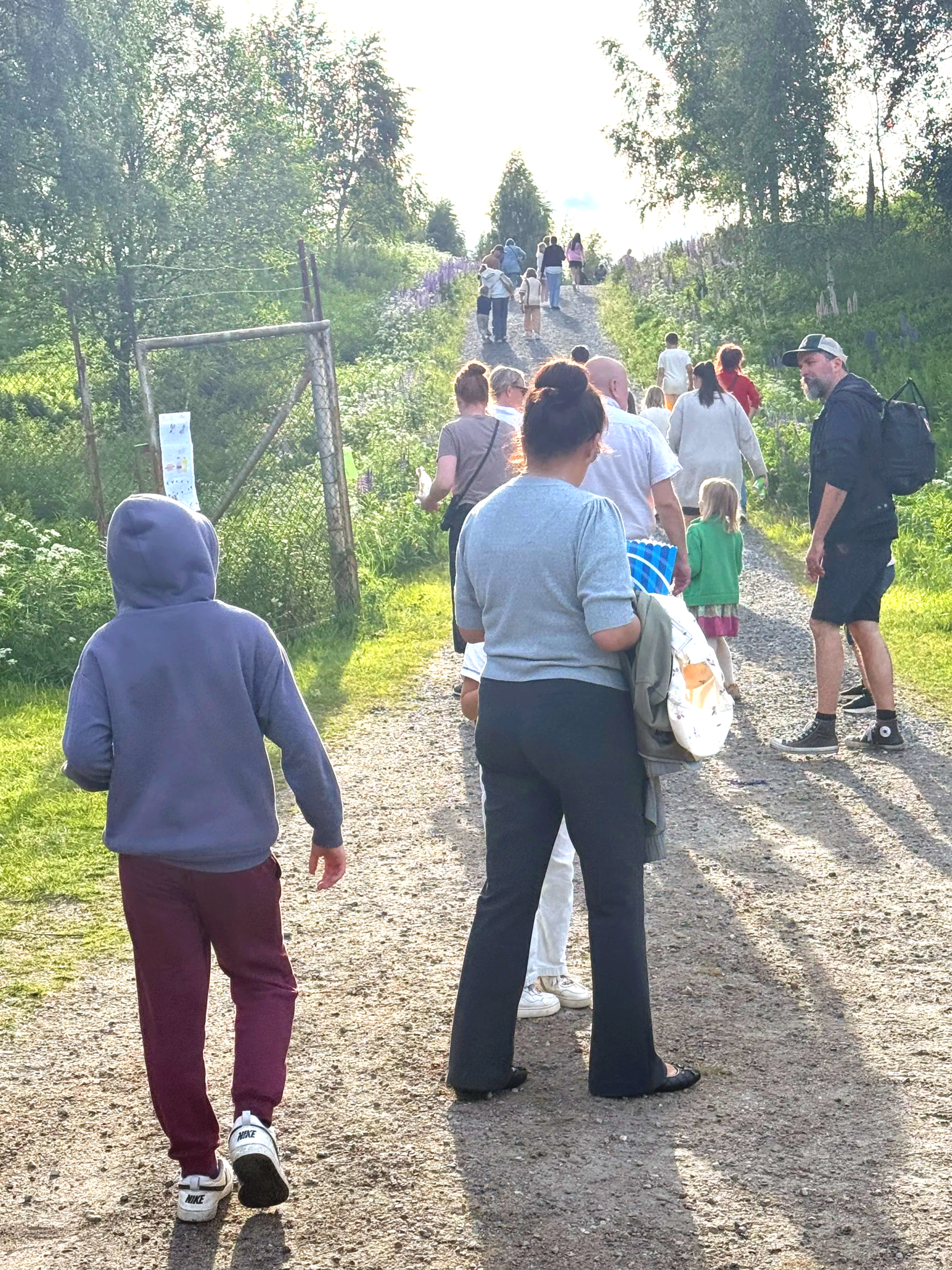 Lek och hopp i Åmot på skolavslutningskvällen