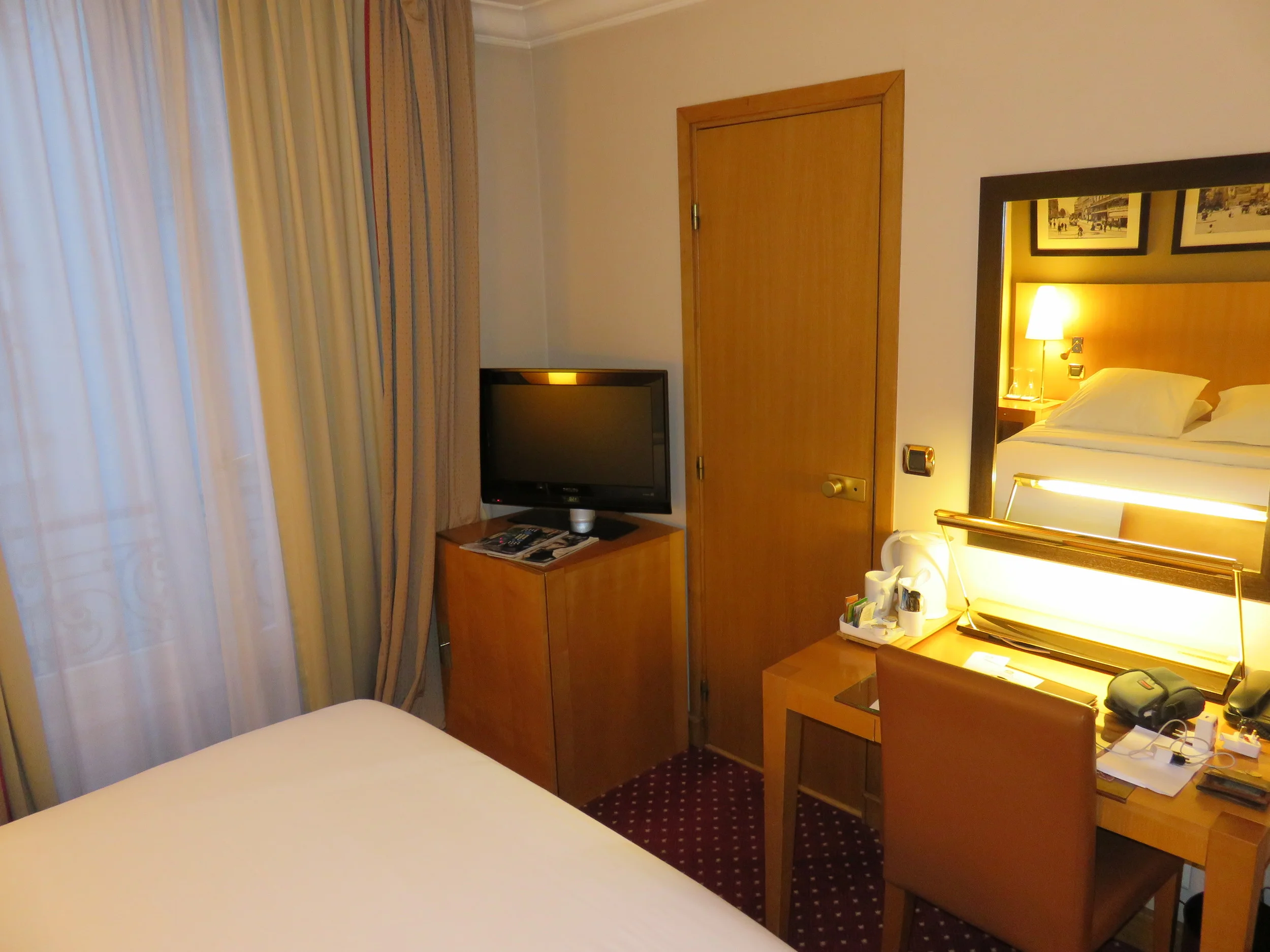 Best Western Premier Royal Saint Michel television and desk