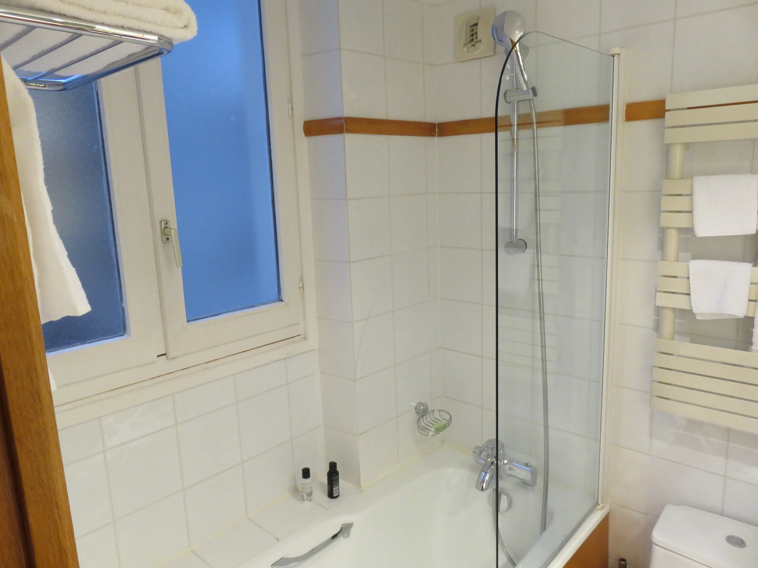 Best Western Premier Royal Saint Michel shower