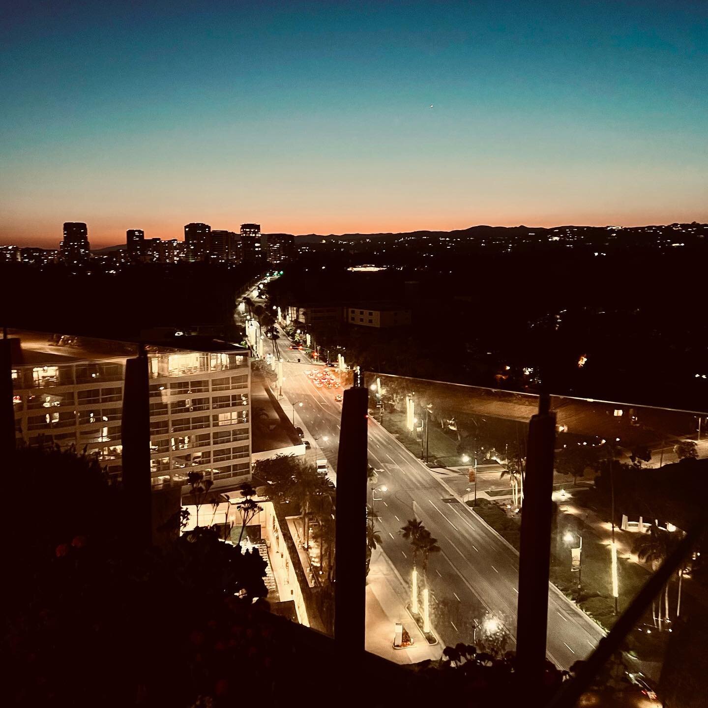 Atop of Waldorf in Bev Hills at sunset&hellip;..another world&hellip;
#sunset #sunsets #perspective #beverlyhills #waldorf #amwriting #writersofinstagram #writingcommunity #sky #skyscape