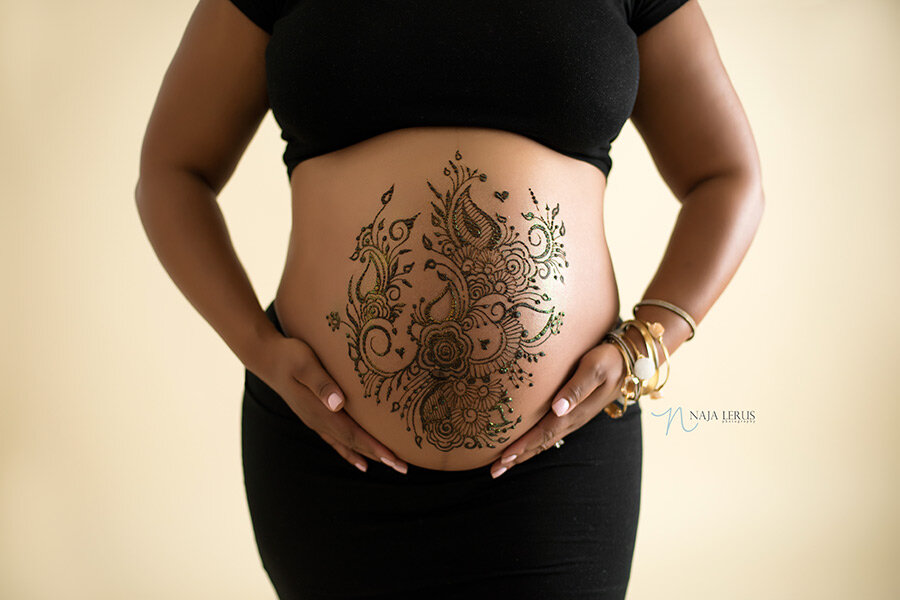 henna tattoo on pregnant woman