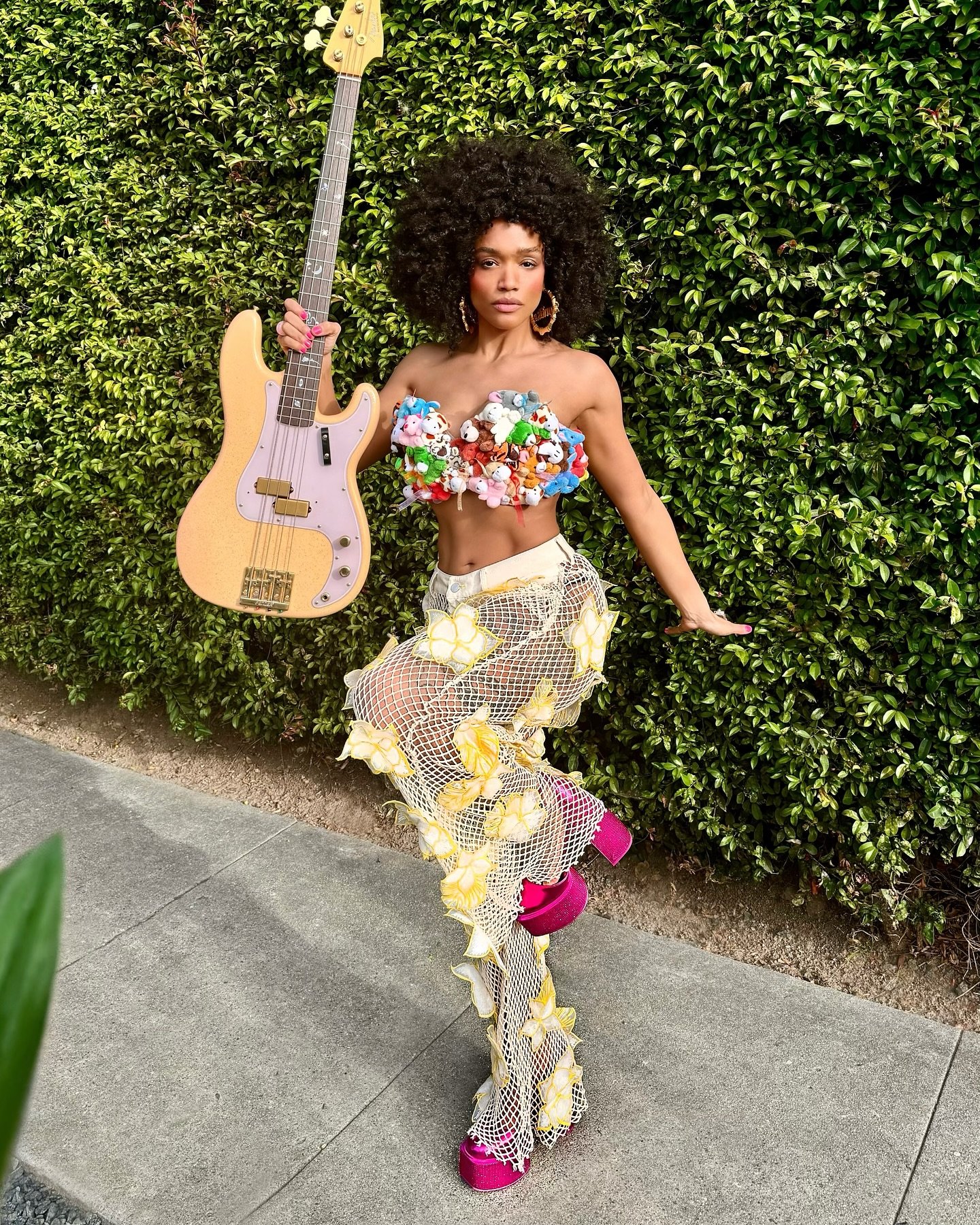 Dreamy rockstar @aprilkae in our Essequibo Floral Pants with the bass as the perfect accessory 🎸💛

📸: @danalaurengoldstein 

#PlayYourSoul #WearYourSoul