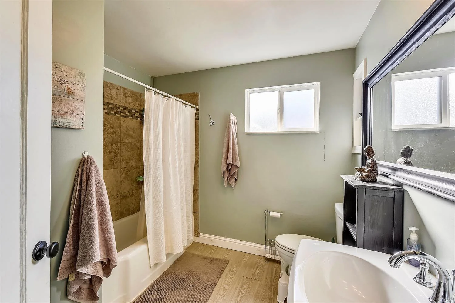 Bathroom 1.jpg
