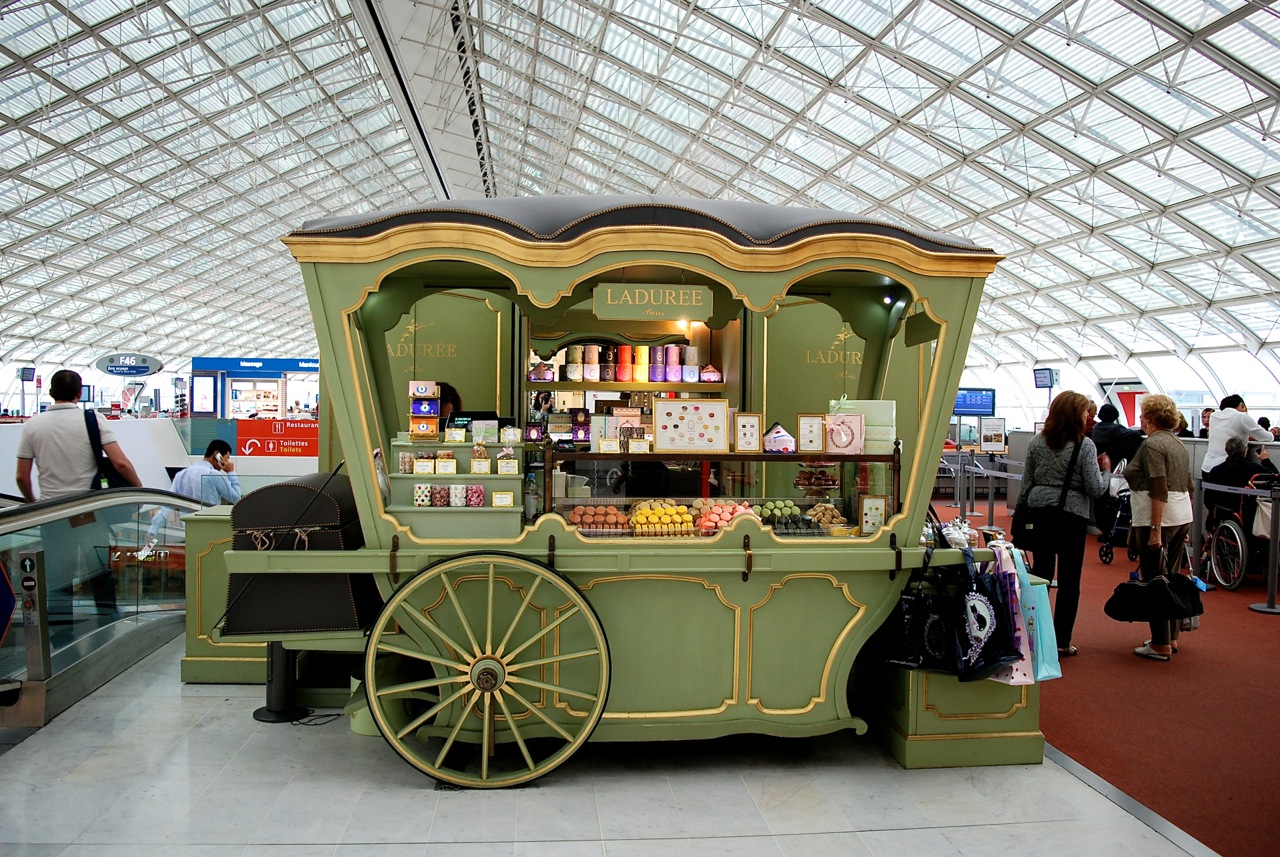 Laduree's pop-up cart at Charles de Gaulle Airport capturing the customer group in transit ( image via Weekend in Paris )