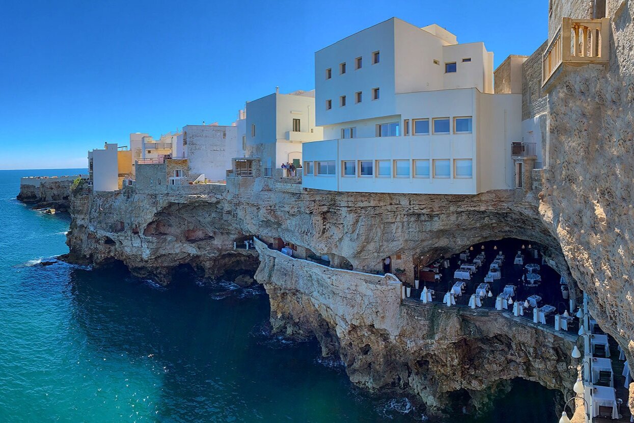 Grotta Palazzese, Tavolo Centrale, Italy