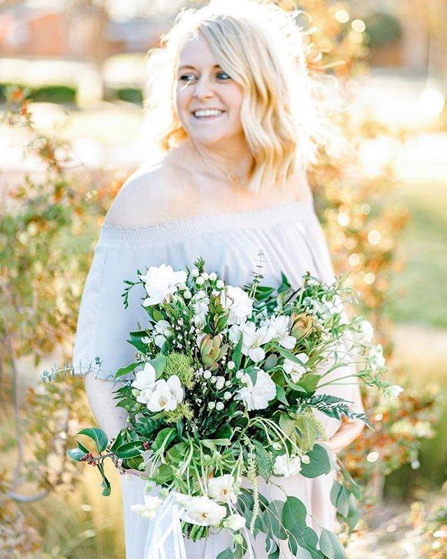 Even though Taylor has already given birth to little baby beau, we&rsquo;re still reminiscing on her maternity photos. .
.
Bouquet: @earlyblooms 🌿