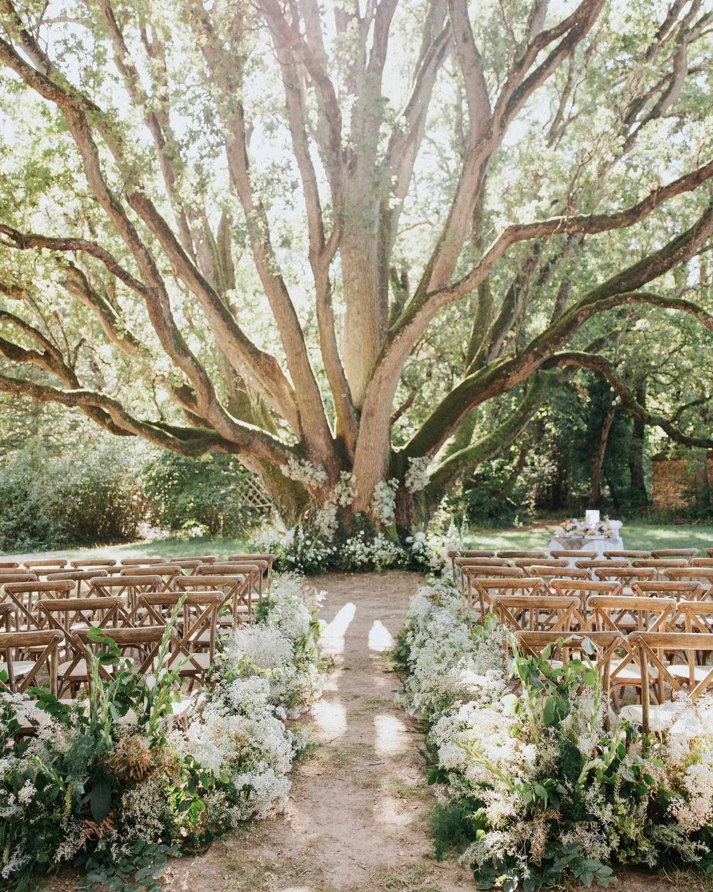 Dream detail day in France thanks to the best planning team ✨
Planning &amp; Design: @madixandco 
Floral Design: @la_maison_dautel 
Venue: @chateau_du_fey