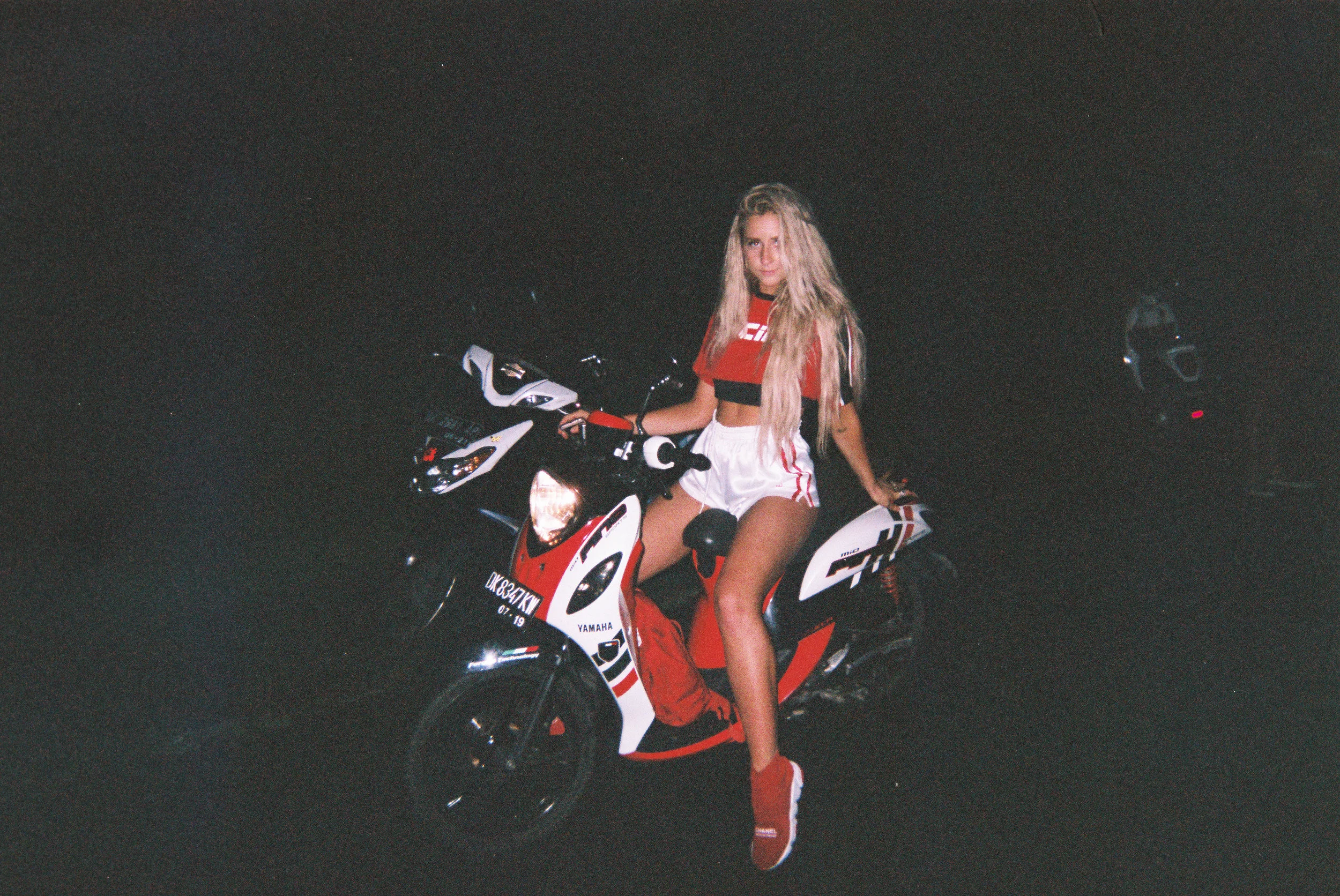 GET YOU A GIRL WHO COLOR COORDINATES HER OUTFIT WITH HER SCOOTER. THE DEDICATION? THE AESTHETIC? YES? QUEEN?