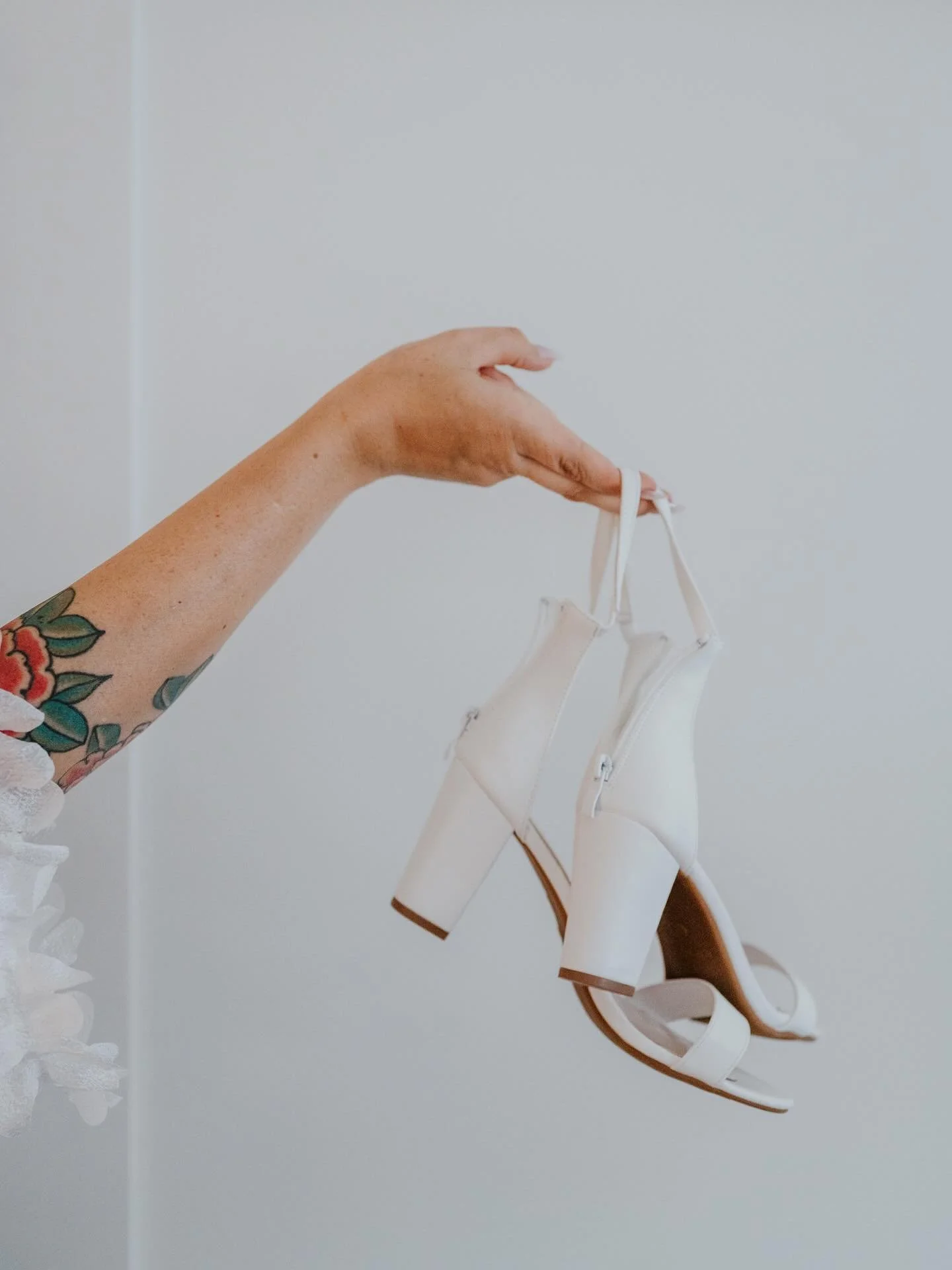 Courtney + Geoff | Ok, maybe oneeee more sneak peek. Because yall know I do really be obsessed with my bestie. 

Their details were just ✨perfection✨

#breckenridgeelopement #coloradoelopementphotographer #breckenridgewedding #mollymargaretphotograph