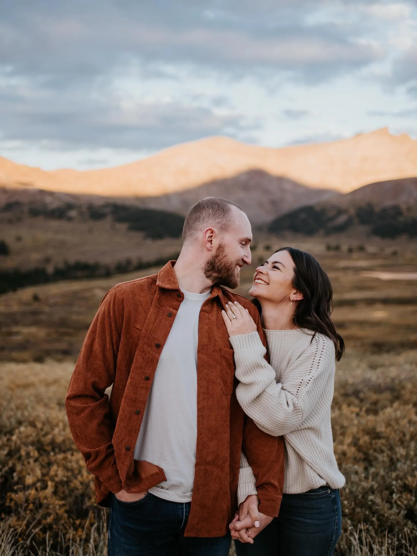 Rainy weather led to super early leaves changing this year so the fall photo season is upon us: if you&rsquo;re looking for fall photos, engagements or an elopement among the golden yellows let me know since my schedule is filling quickly! 🍁🍂

#Col