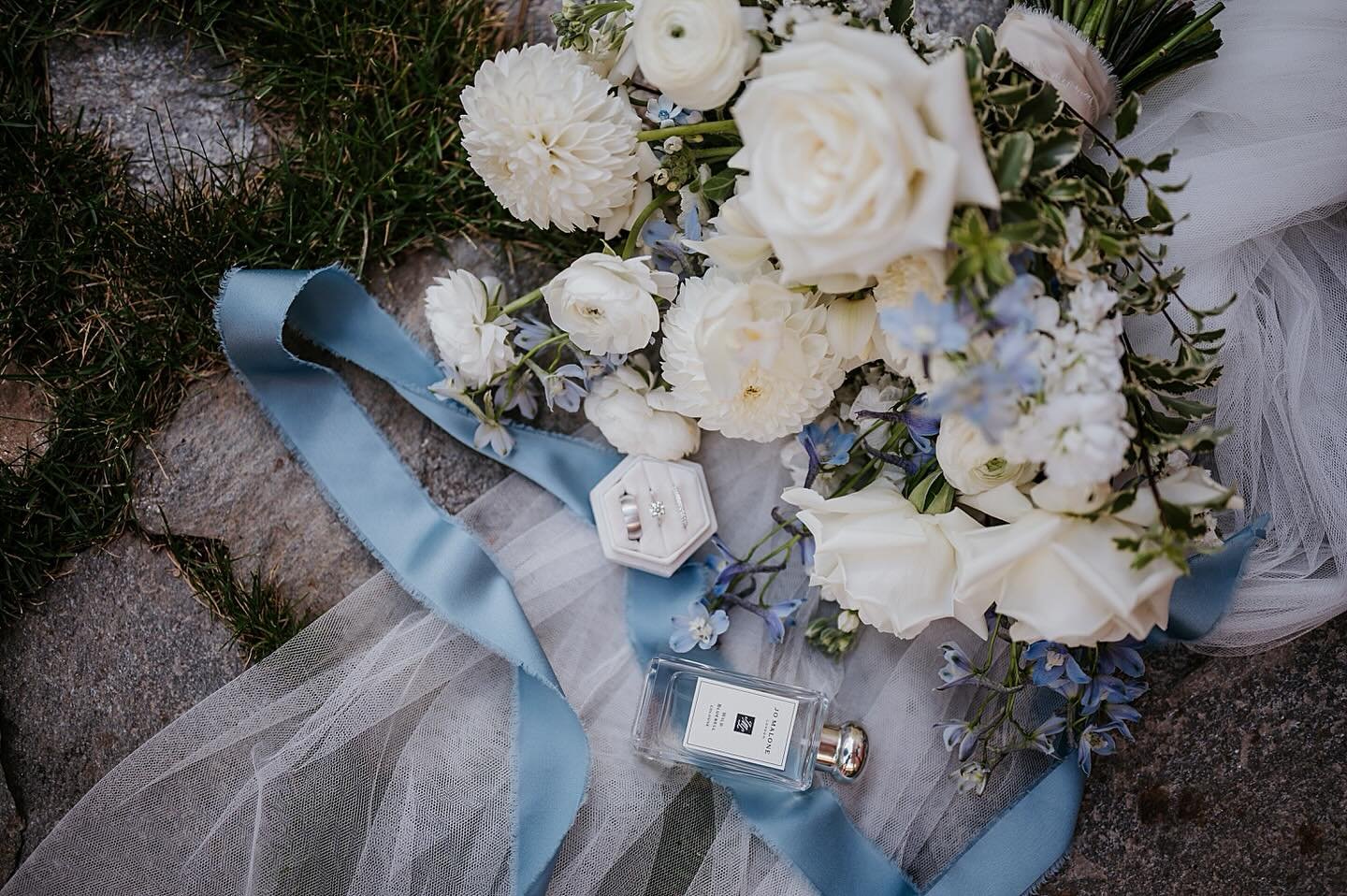 Since all the spring flowers are popping up it&rsquo;s the perfect time to share this gorgeous blue and white bouquet. 

Photo captured while assisting the fabulous @courtneyjewellphotos 

#coloradoweddingphotographer #denverweddingphotographer #blue