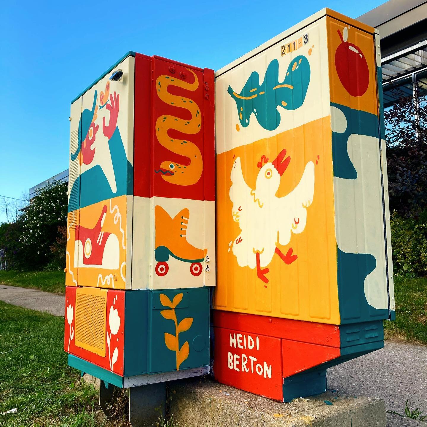 Painted this bell box out in Etobicoke last week🐔 Thanks to @lakeshorearts  and @bellboxmurals for the fun opportunity!