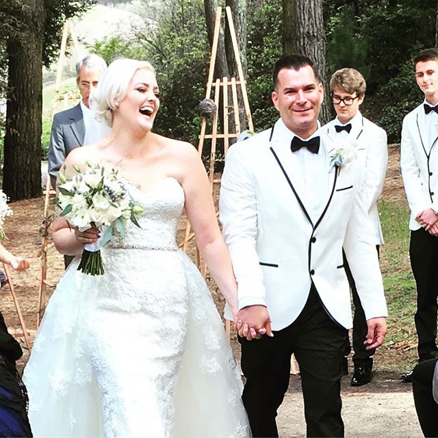 Is that a movie star?? Nope, just my gorgeous bride from today 👰🏼 #bayareaflorist #bridalbouquet #halfmoonbay #bouquet