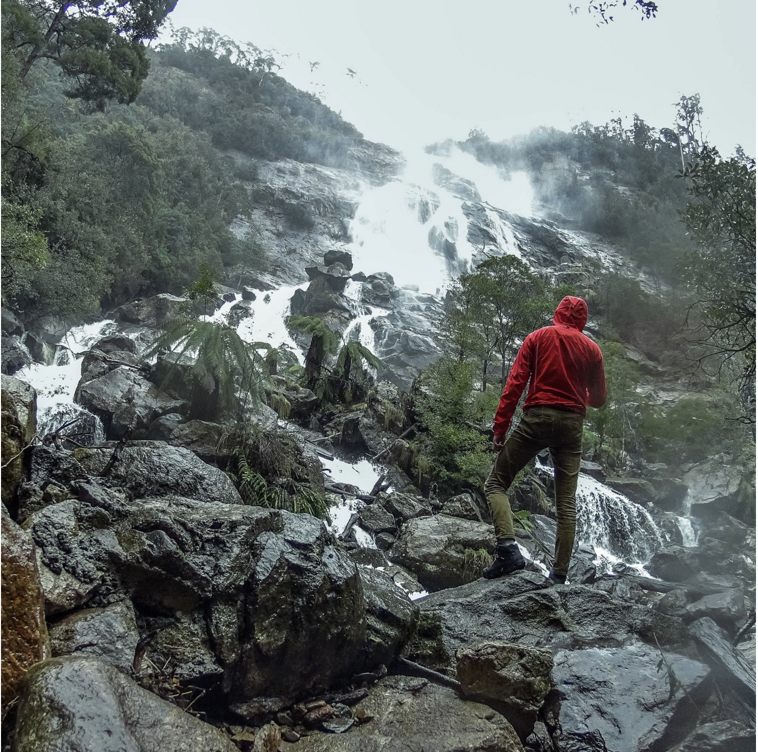 This 90 metres fall is by far the most amazing water fall in this trip. The track to the waterfall only took about 10 minutes walk, yet you can access to the rocks, which allow you to have a close look at the fall