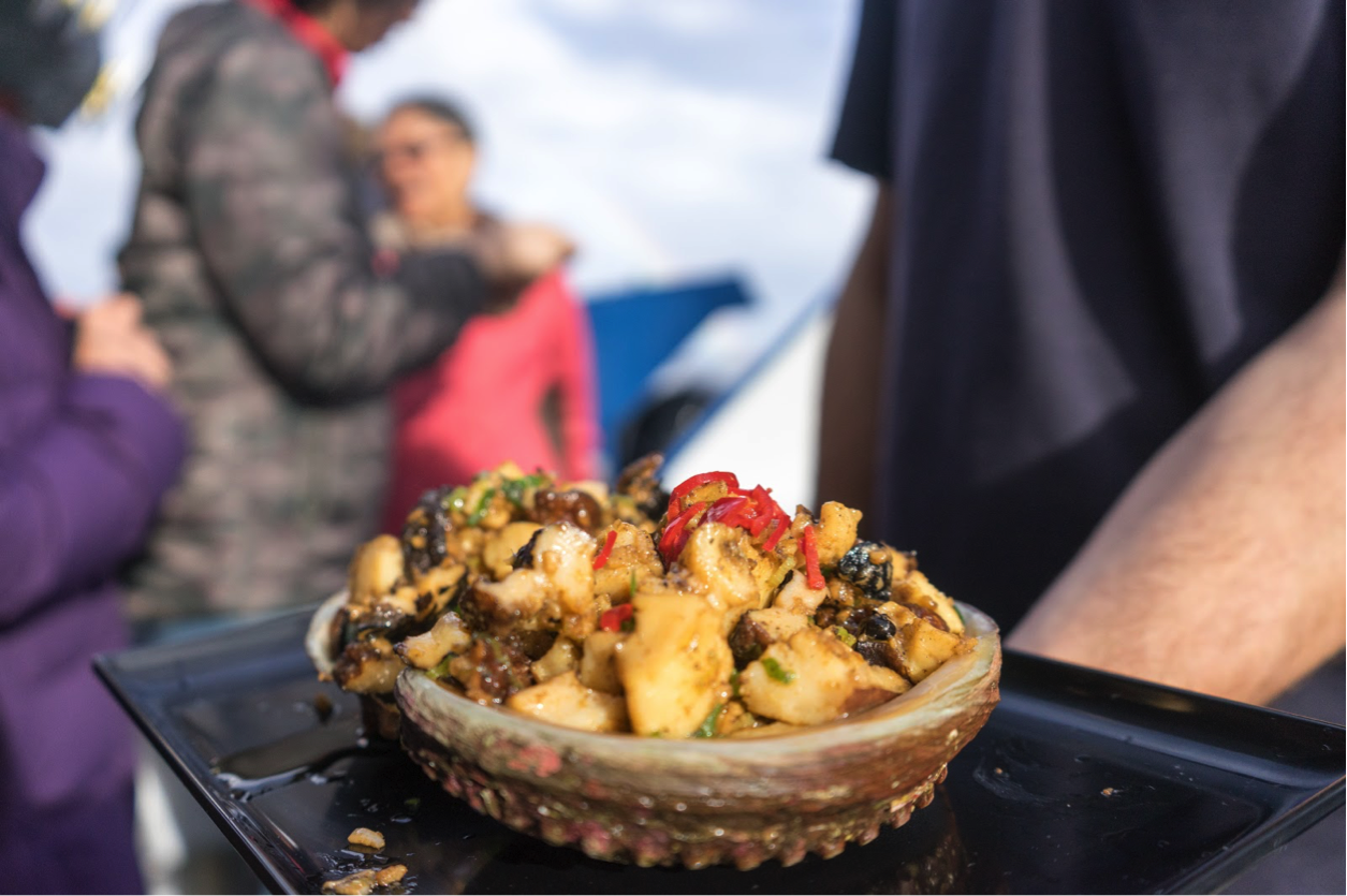SeaFood Seduction最大亮点之一就是现场捕捞鲍鱼,并且烹饪。Pennicott 也是澳洲,也许是世界上仅有的合法的在海上烹饪鲍鱼的公司。 塔斯马尼亚的鲍鱼产量占据了全球了四分之一,并且有着非常严格的品控和生产工艺,保证了这个产业可持续性的发展。 谢霆锋的美食节目“十二道锋味”当时也是着重的介绍了这一特色项目。不得不说,这绝对是塔斯马尼亚路线上不可错过的活动!