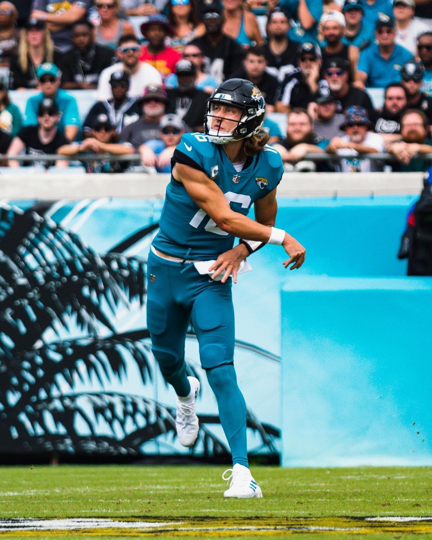 Week 9 // Jags W over the Raiders

#ByeWeek #Victory #Jaguars #Etienne #travisetienne #ETN
#TrevorLawrence #TLaw #Jags #gameday #TheWayfarersDream #jacksonvillemagazine #jaxmag #NFL #NFLfocus #SonyAlpha #DavanteAdams #DerekCarr #MaxxCrosby #CincoCisc