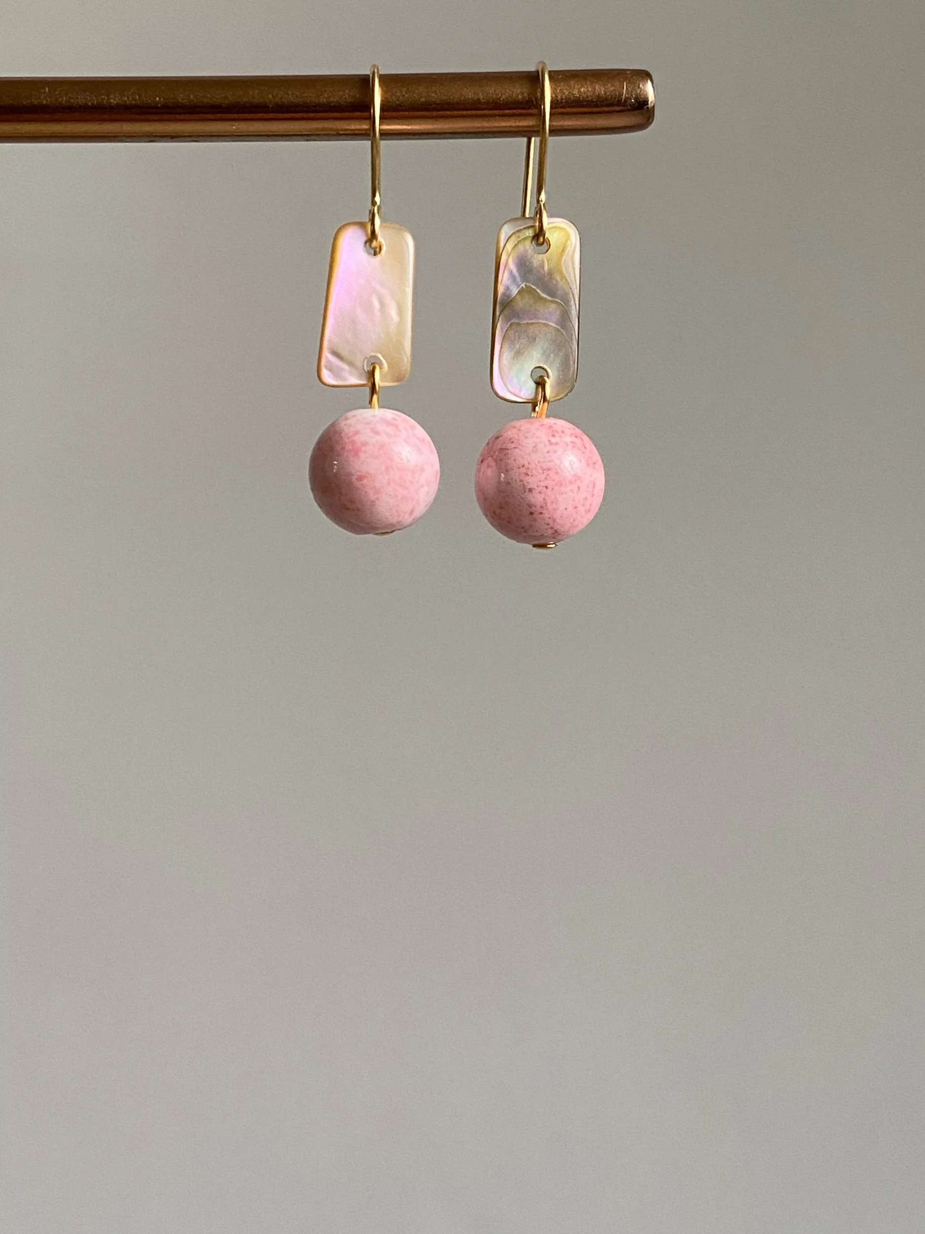 Short shell pink elegant earrings
