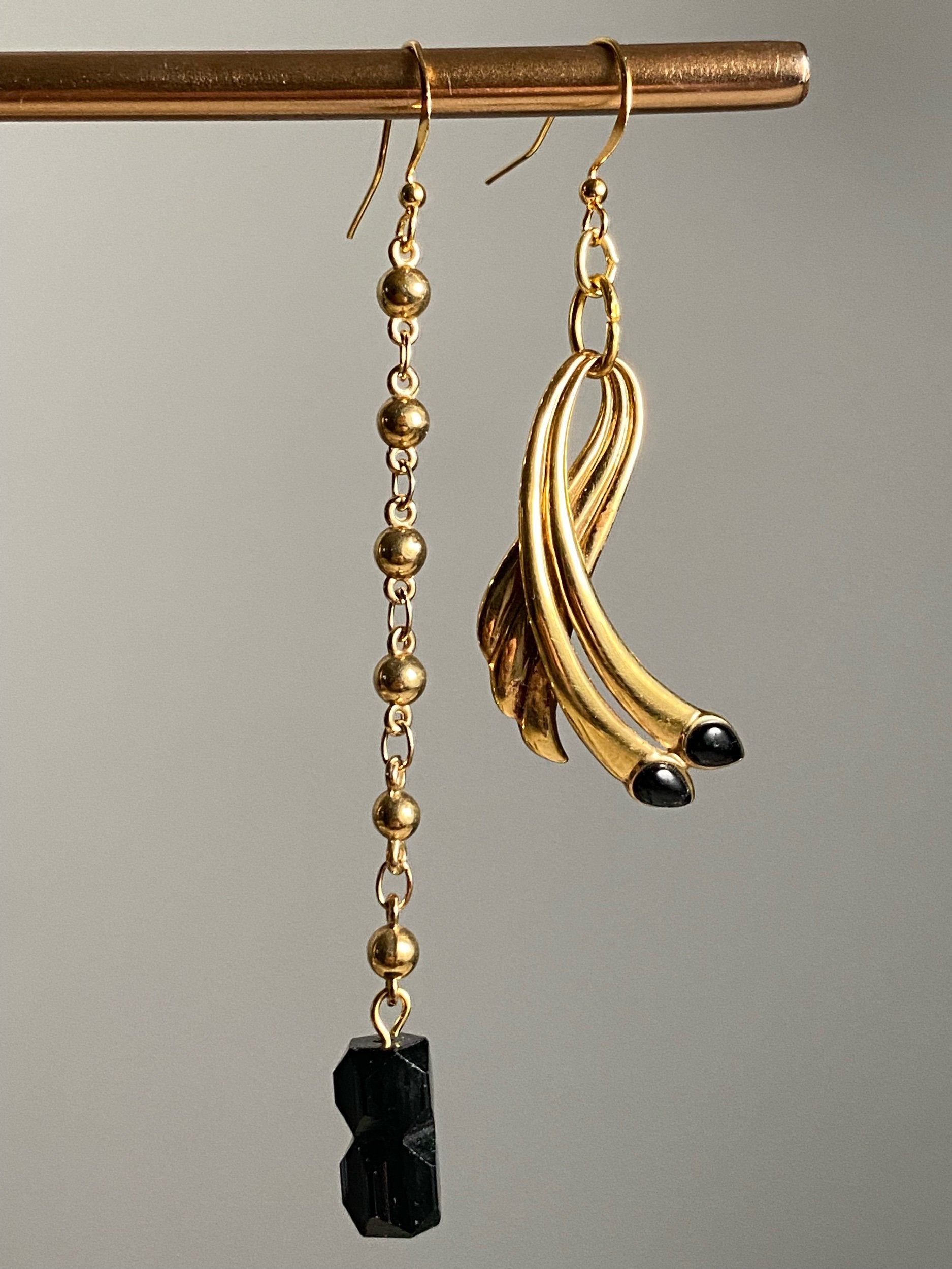 Elegant gold black earrings