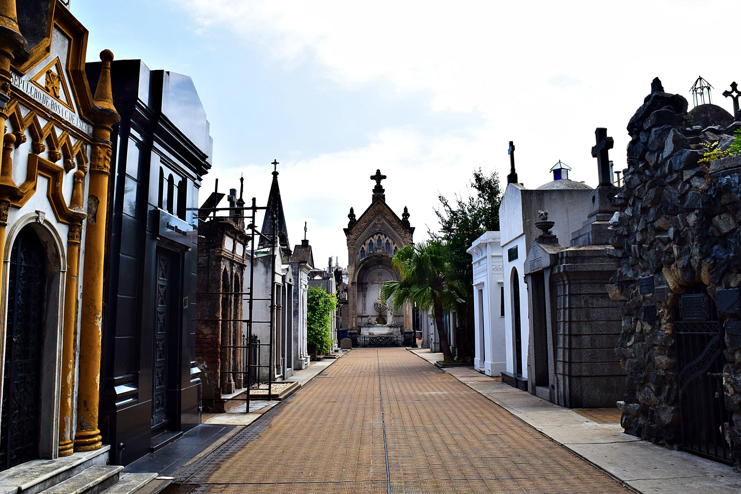 Cementerio de la Recoleta holds the graves of the rich and powerful of Argentina. Although you can't take your wealth with you when you die, you can certainly decorate your tomb with it!