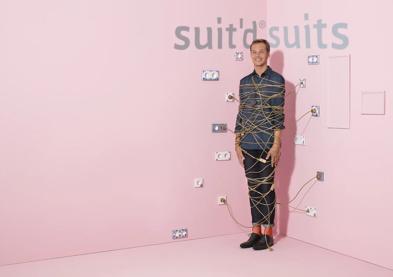 BBIE “MIJN MERK IS GOUD WAARD / SUIT'D SUITS / AGENCY - DEAR DAN AND FRIENDS