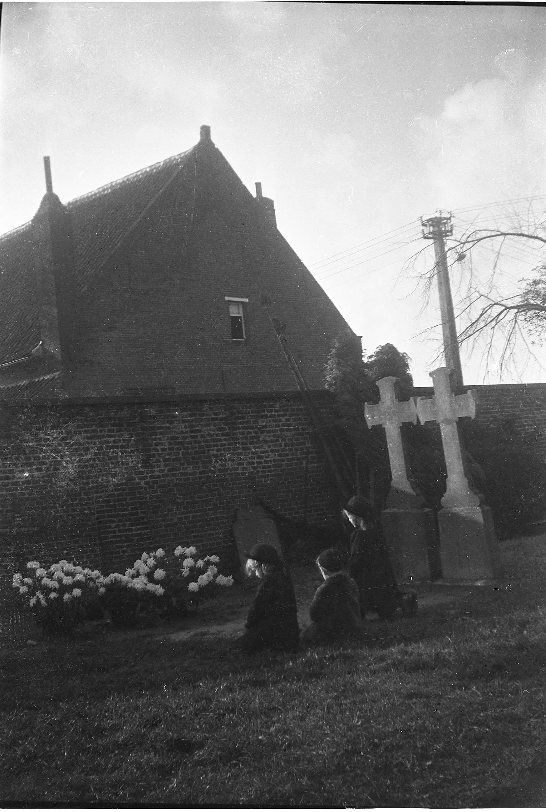 Mia, Lydia en Paul Schellekens aan het graf van hun moeder. Oktober 1942