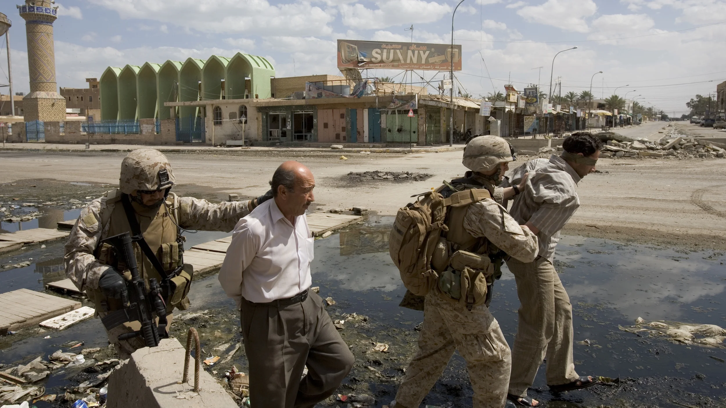 Only The Dead 16 - Credit Yuri Kosyrev _ Noor Images_U.S. Troops on patrol in Ramadi.jpg