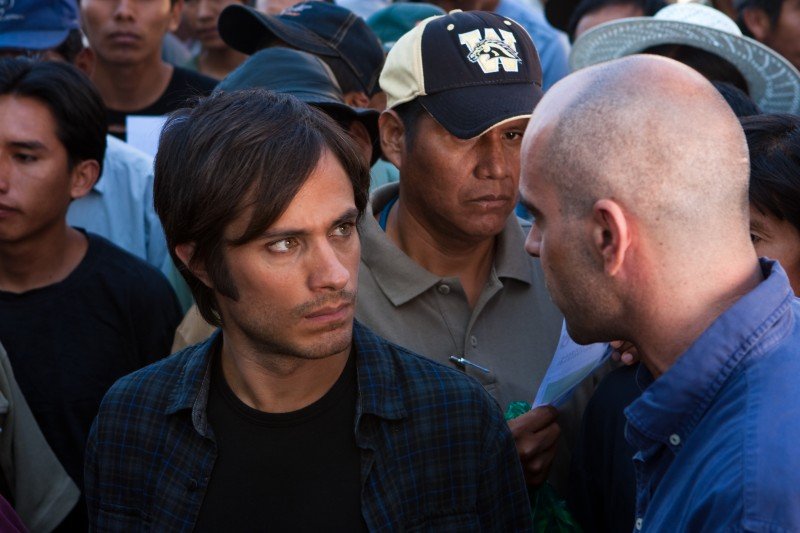 Even_the_Rain_Dogwoof_-Tosar_as_costa__Bernal_as_Sebastian_discussing_17_DE_800_533_85.jpg