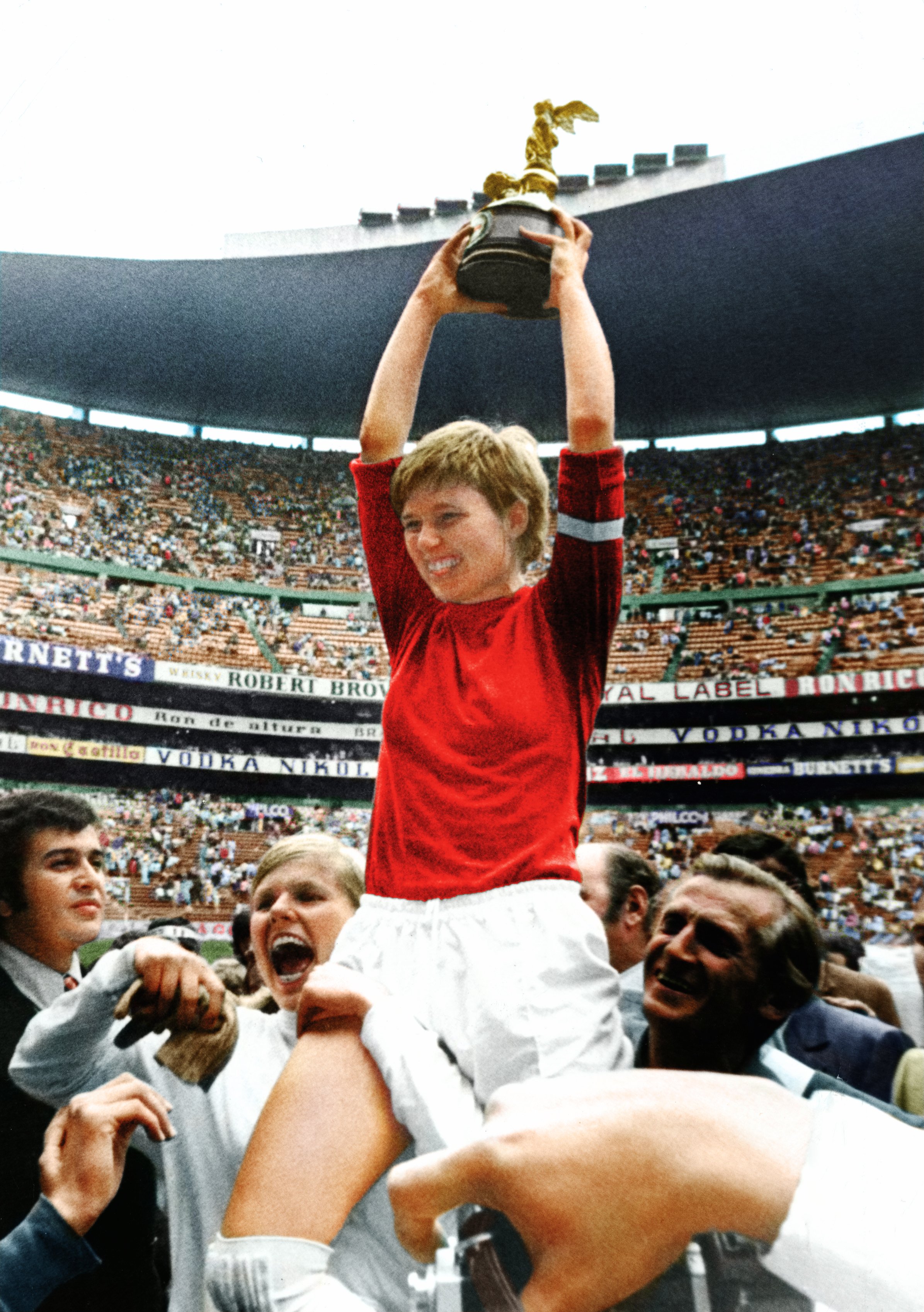 M_6781_CI_TOPFOTO_WOMENS WORLD CUP MEXICO - DENMARK PLAYER HOLDS THE TROPHY_1971_POL011950_S.NEW.01_c.jpg
