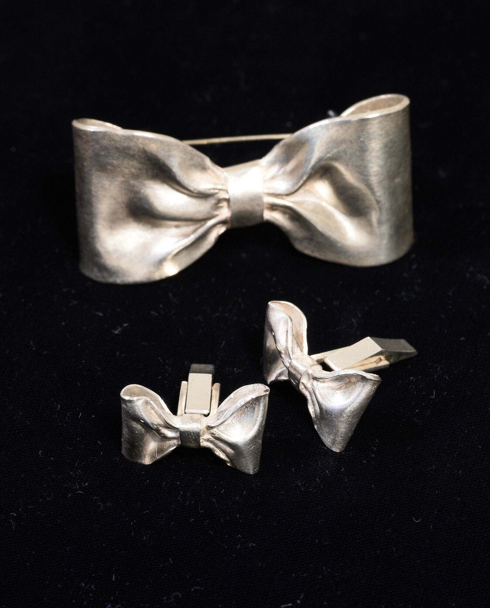  Valerie Quinlan (1937-2021)  Brooch and cufflinks  Sterling silver    