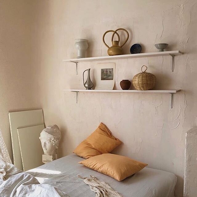 Beautiful bedroom details by @kon_tam 
______________

#bedroominspiration #bedroominspo #bedroomdesign #bedlinen #interior #interiorinspo #interiorinspiration #apartmentdecor #apartmenttherapy #designsponge