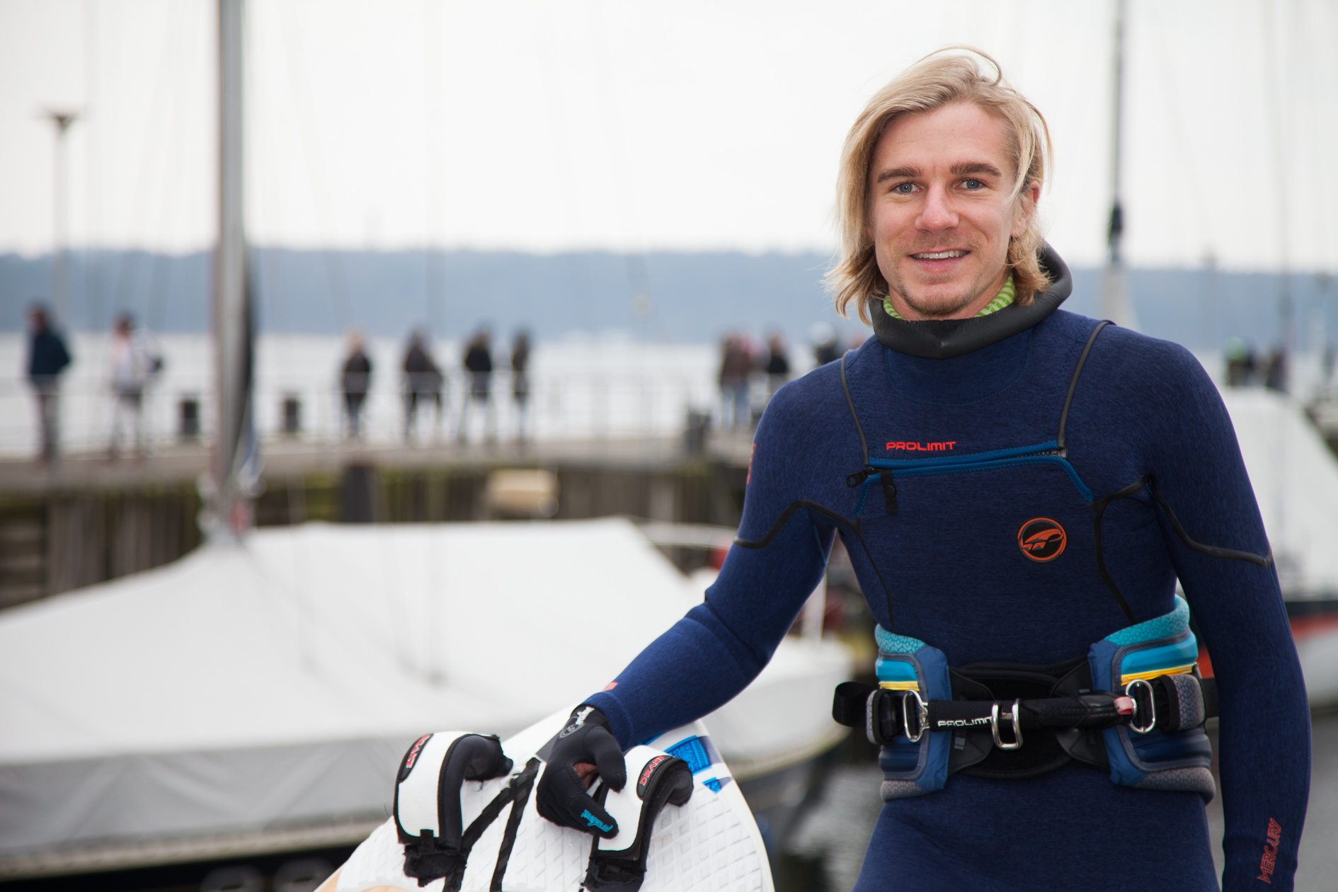 Valentin Böckler surft mit Delfinen