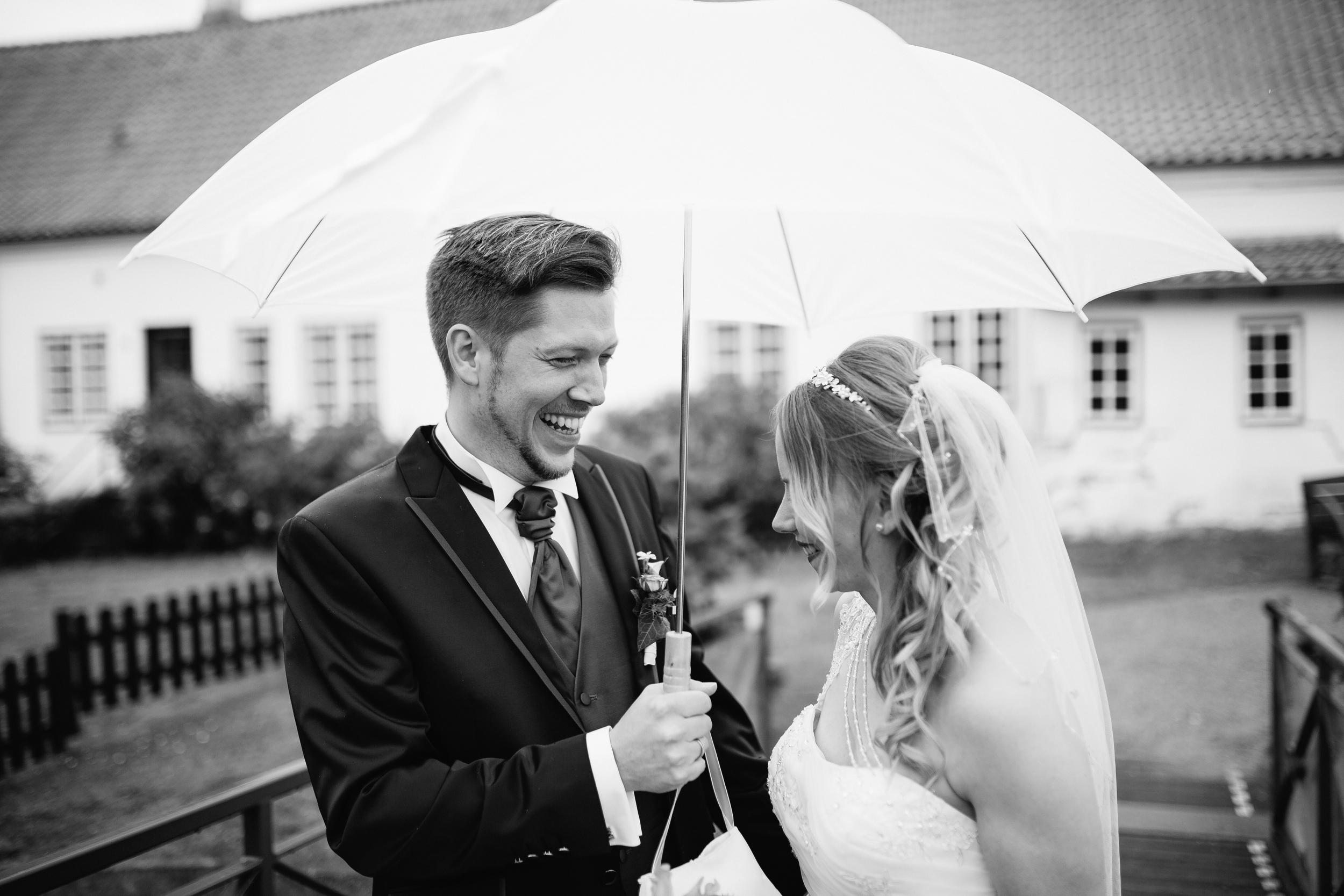 Wir sind MEHR als zufrieden! An unserem Hochzeitstag wurden wir nicht durch einen verspäteten Pastor überrascht sondern auch starke Regenshower haben uns etwas aus der Bahn geworfen. Wir hätten niemals gedacht das wir trotz des Regens so tolle Bilder zaubern! Liebsten Dank dir für deine wundervolle künstlerische Arbeit!
