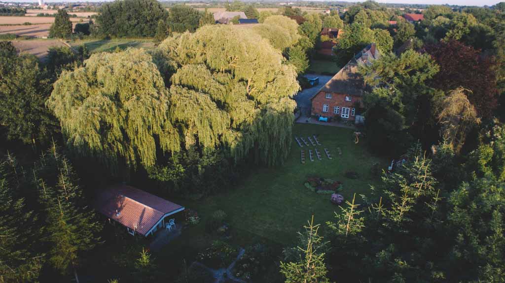 Landgasthof der Alte Auf mit einer Drohne aufgenommen während einer Hochzeit