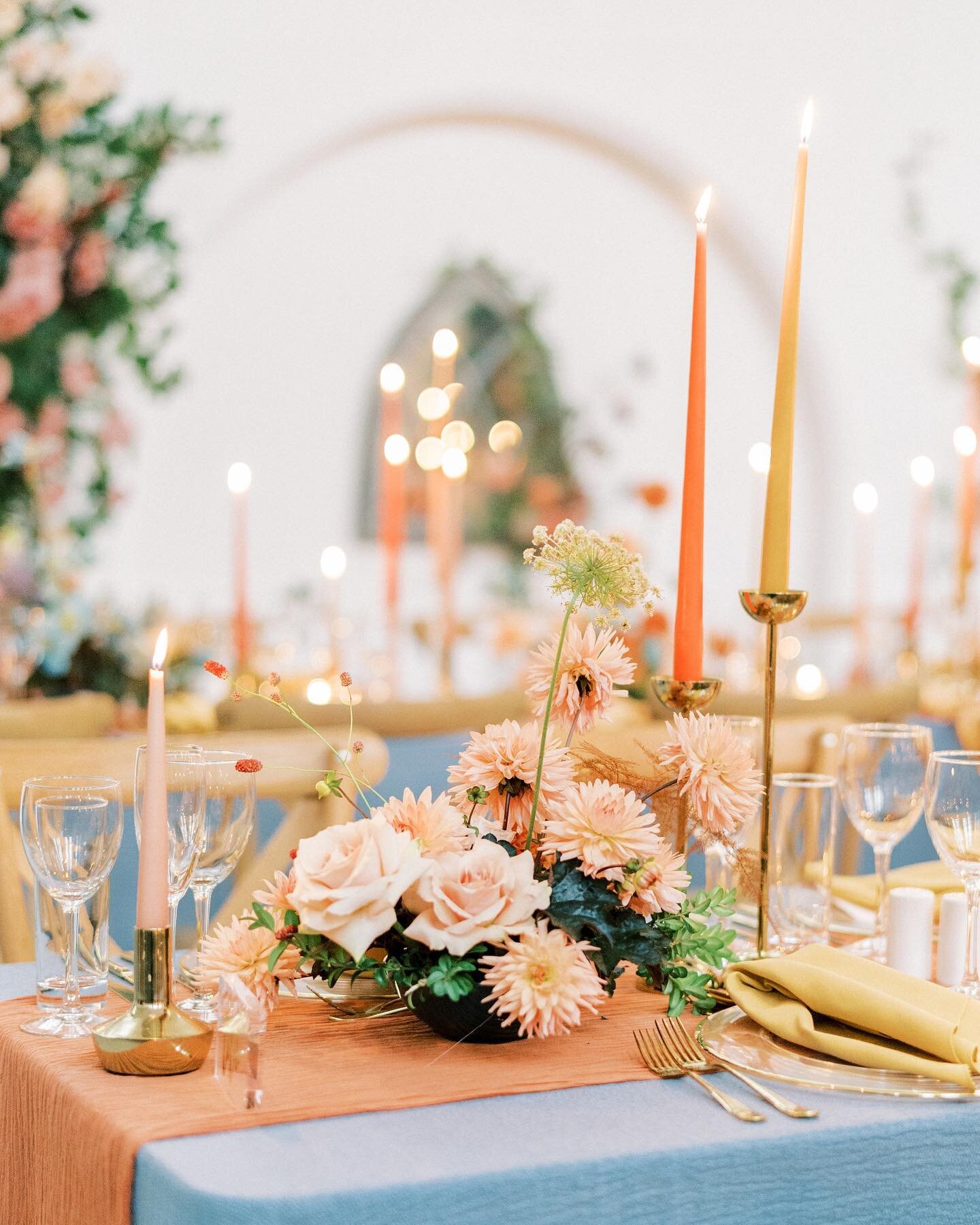 Hard to believe Summer is over. As much as I love the long warm days, I&rsquo;m excited for Autumnal colour palettes like this &amp; styling to die for 🙌🏻

By @kristinehayesweddings at the spectacular @gloster_house 

#glosterhouse #glosterhousewed